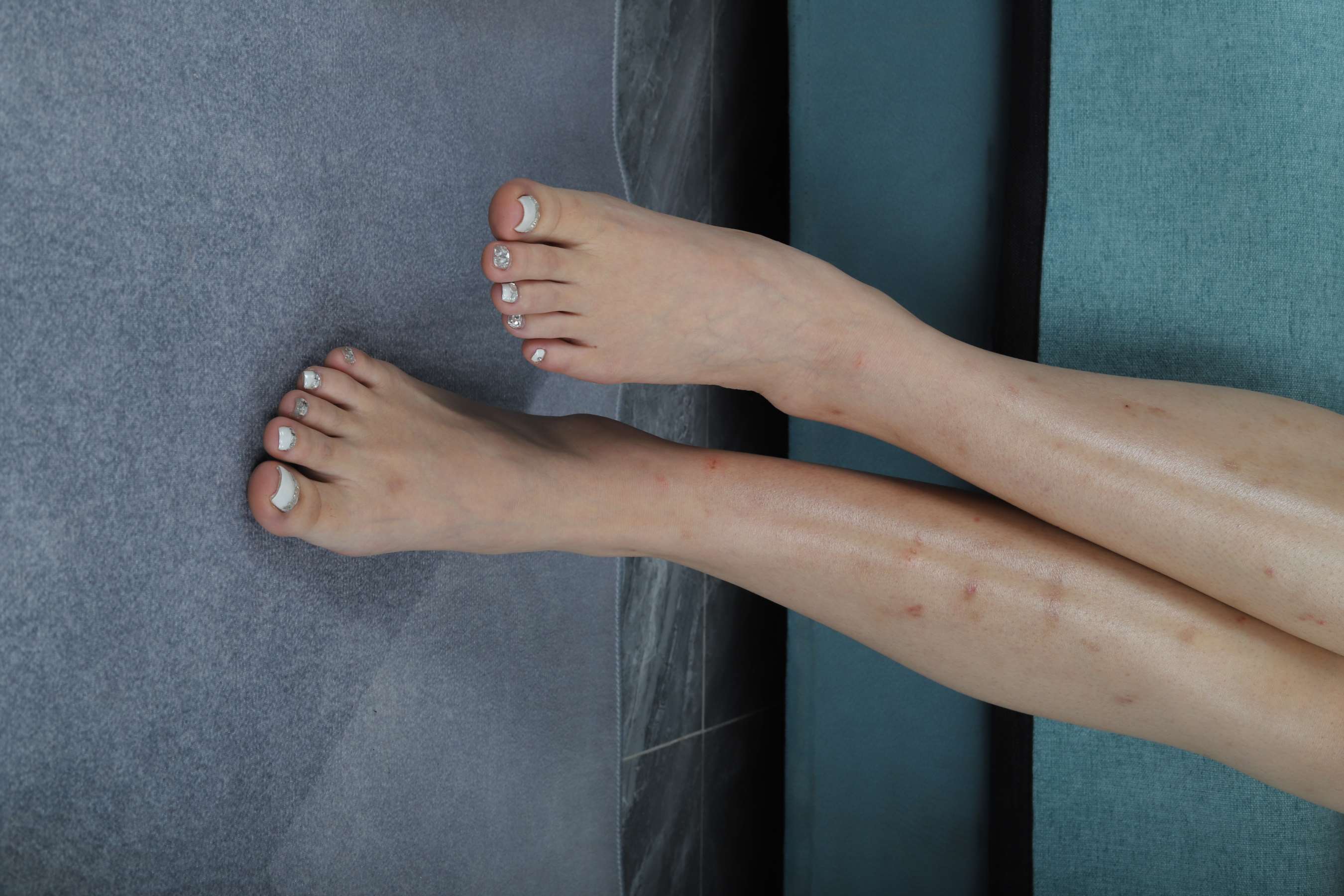 《伶伶的美脚加食物摆盘》作品图