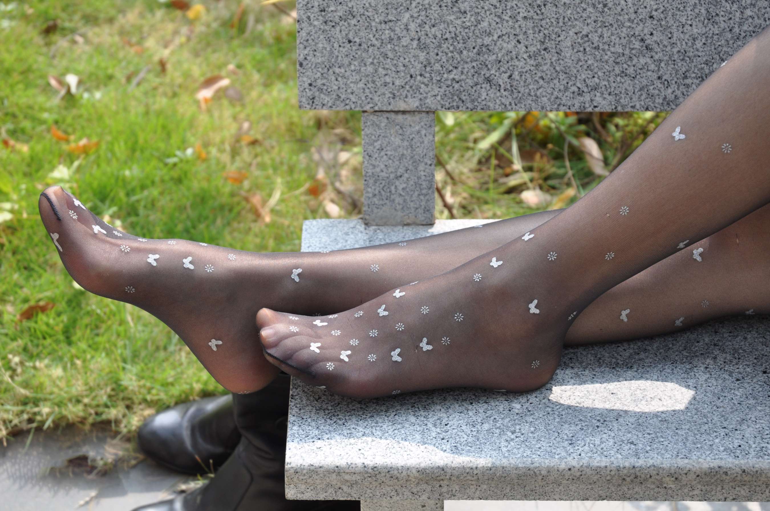 《公园石板凳上的黑丝脚丫》作品图