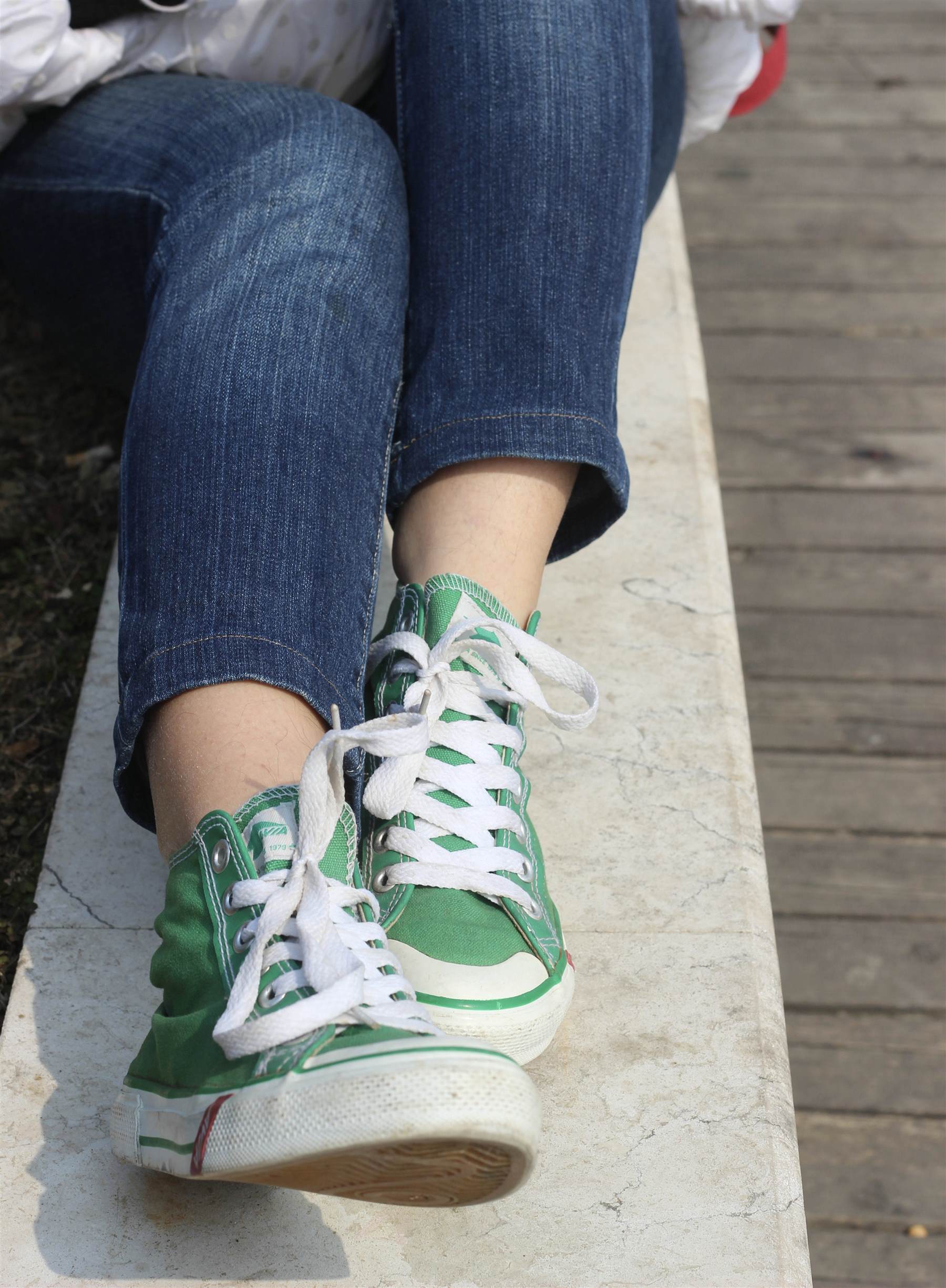 《学妹船袜脚の带脱穿袜过程》作品图