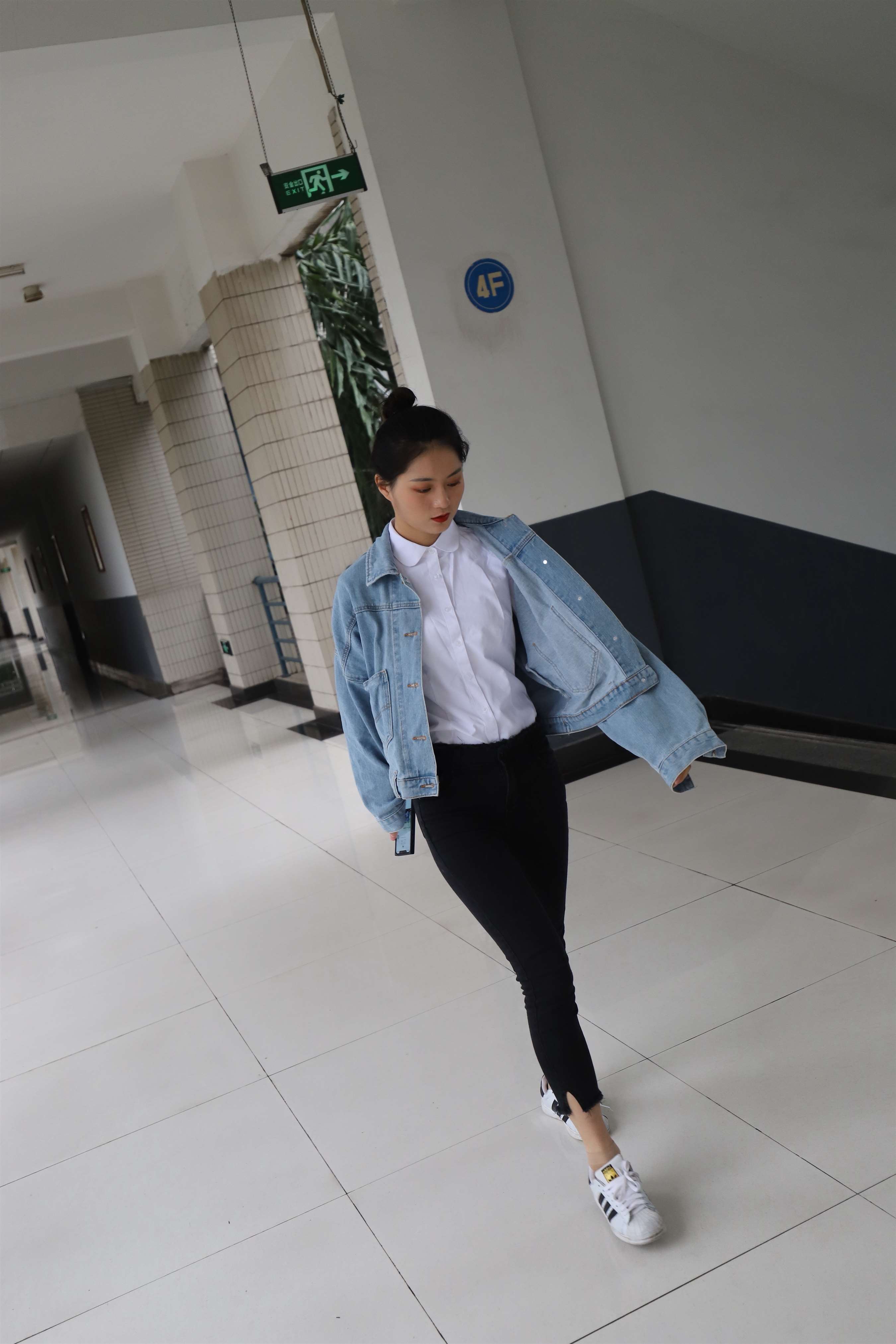 《牛仔衫の板鞋丝足【视频1个网盘下载】》作品图