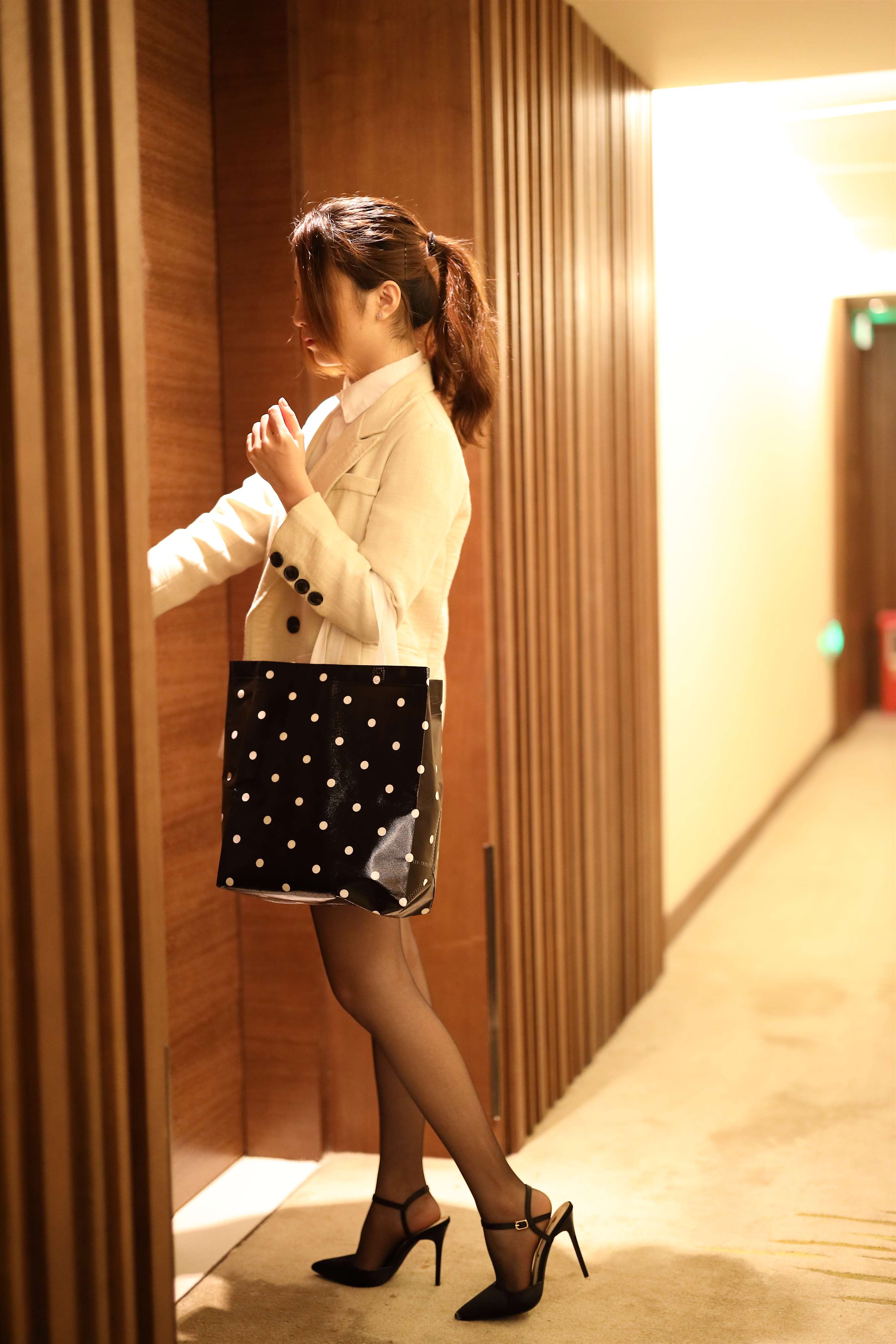 《丝袜调查员【套图+视频5个】》作品图