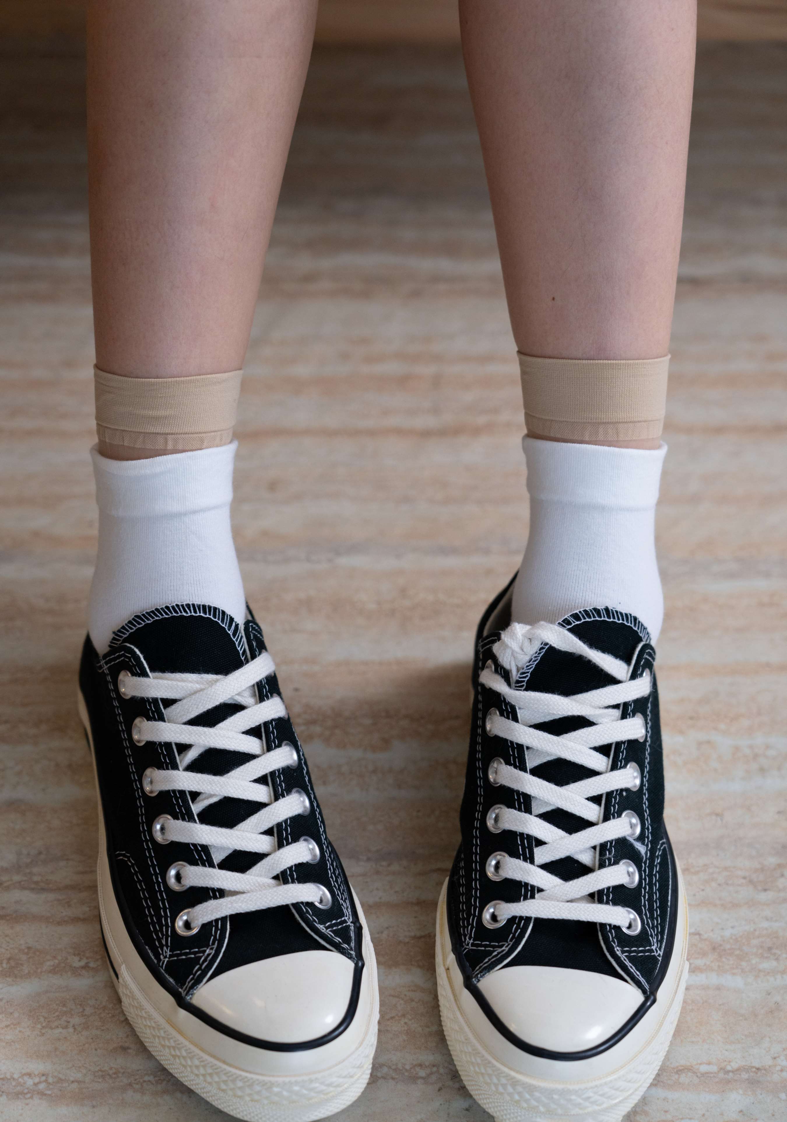 《澜澜-帆布鞋、皮鞋、短肉丝、白棉袜、裸足 》作品图