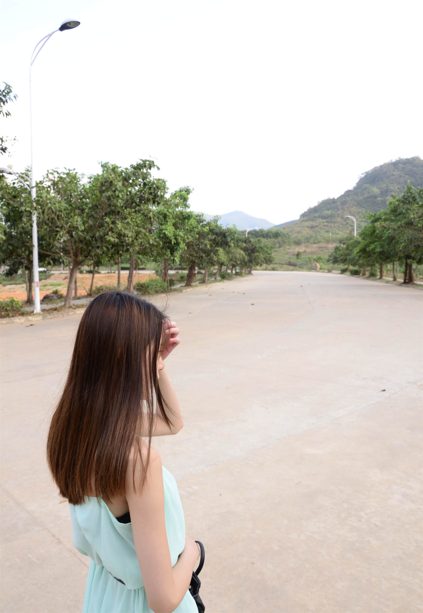 《操场上的帆布鞋の棉袜脚丫》作品图