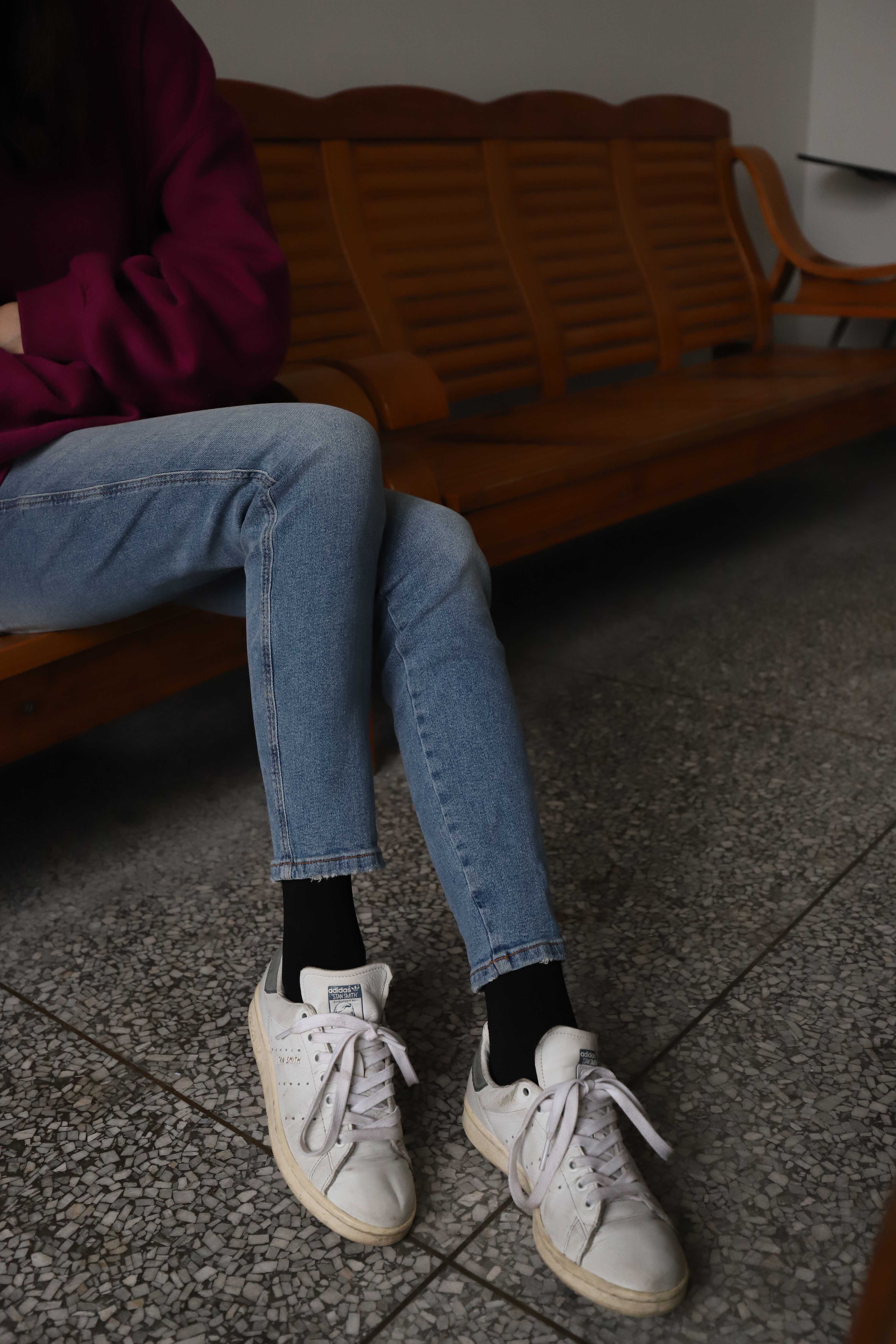 《牛仔板鞋の黑棉袜脚》作品图