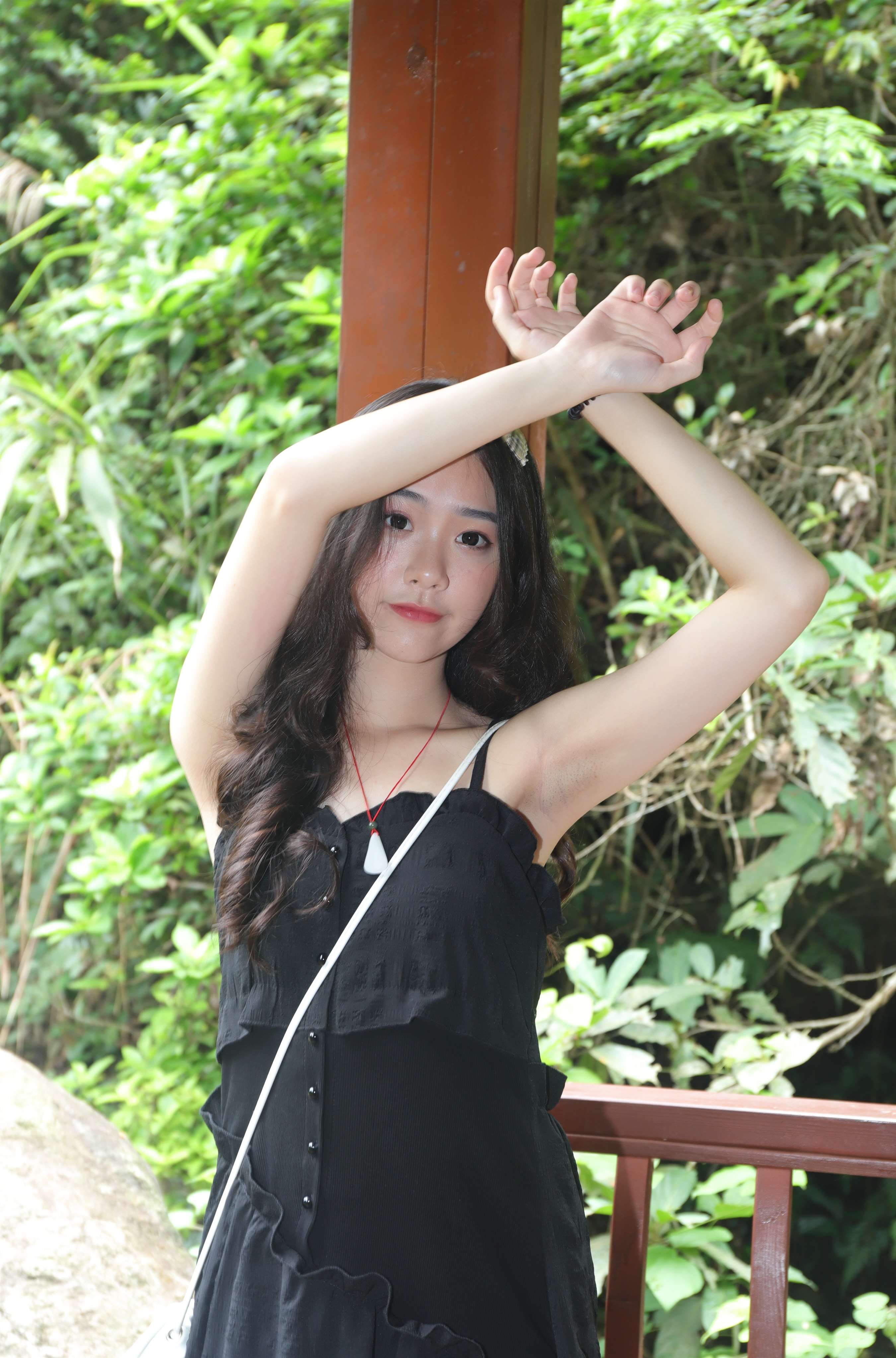 《琪琪美妆照把脚趾捆起来》作品图