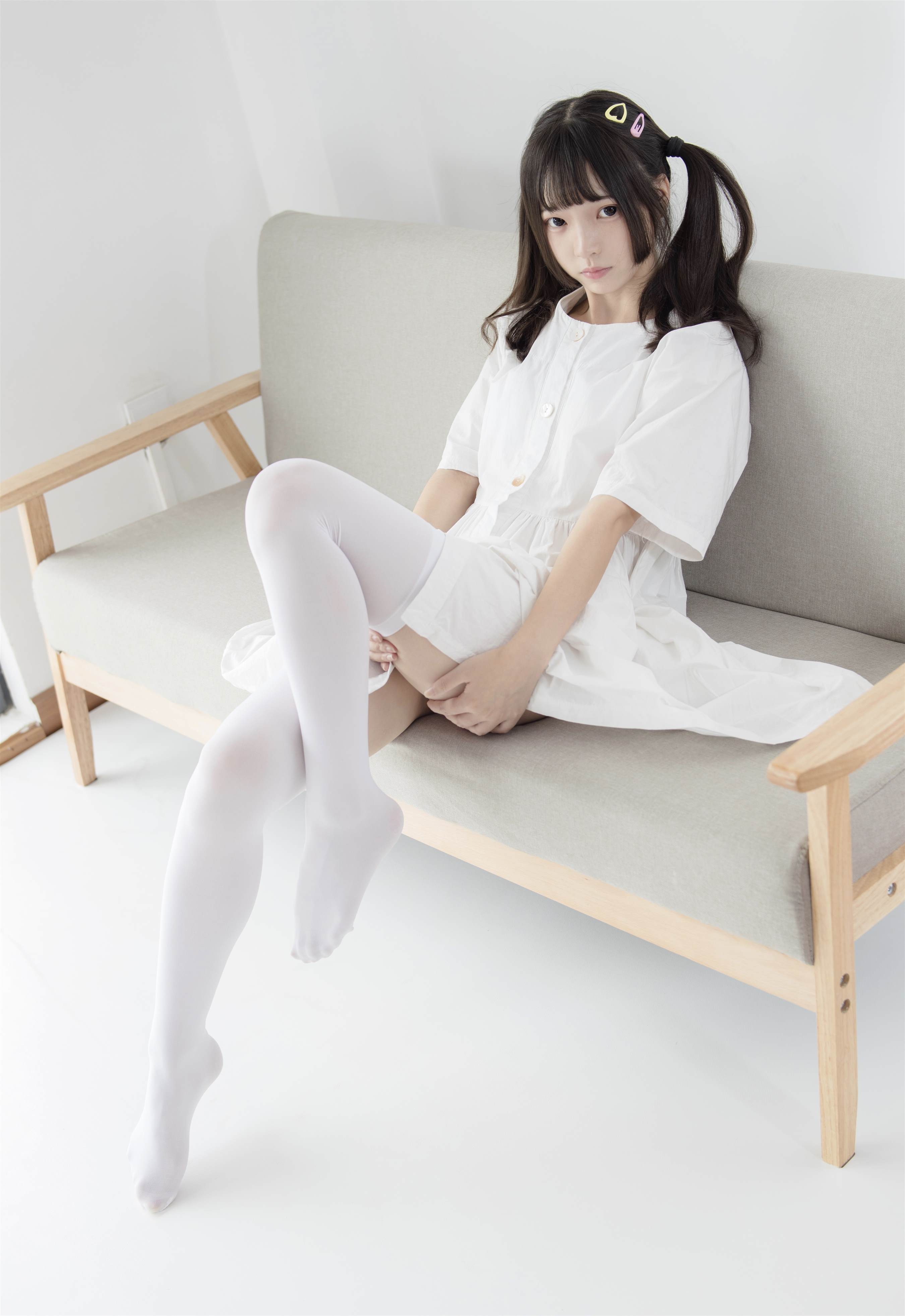 《白色连衣裙の白丝脚丫【视频1个网盘下载】》作品图