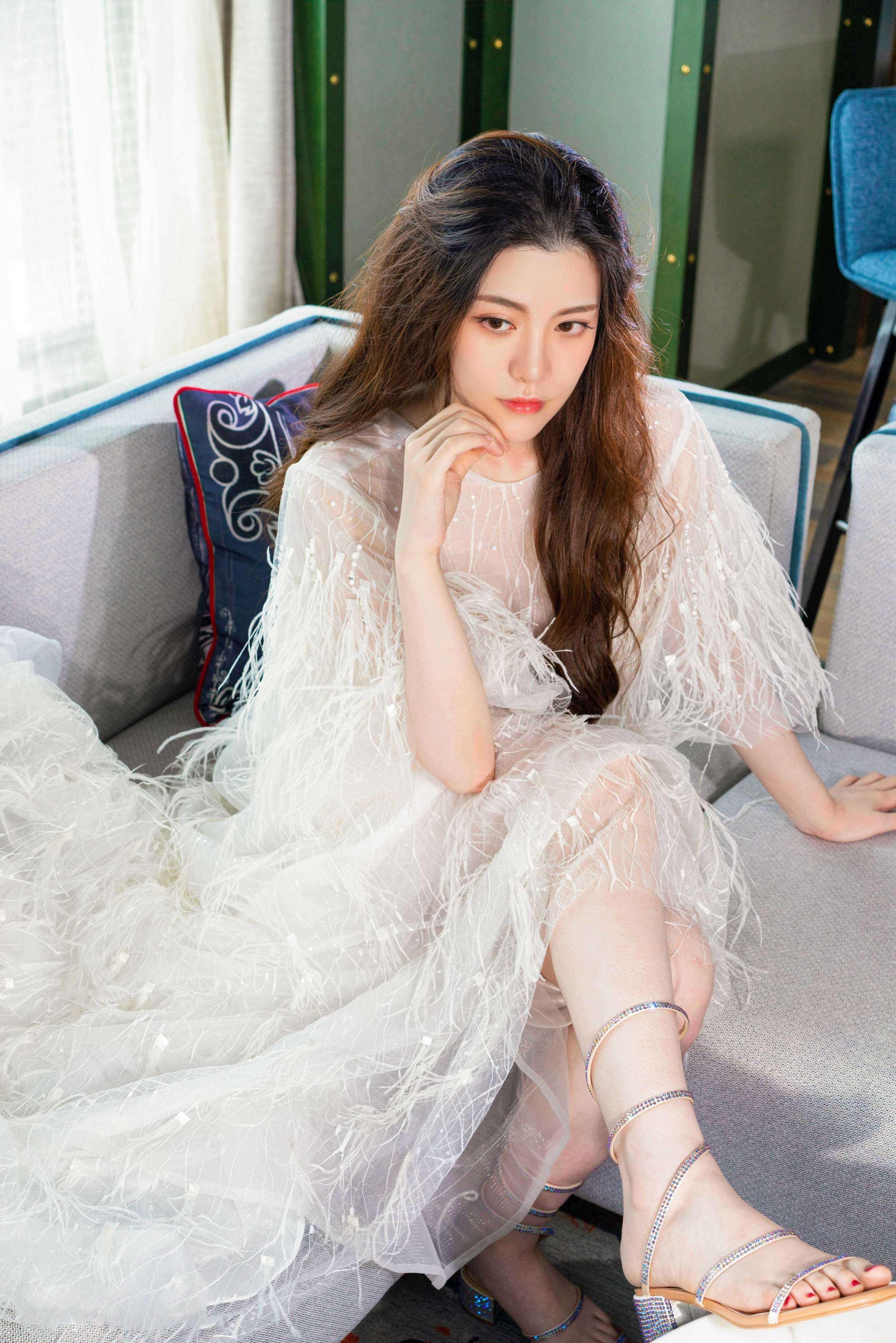 《佰琳-白羽礼服下的绑带凉高》作品图