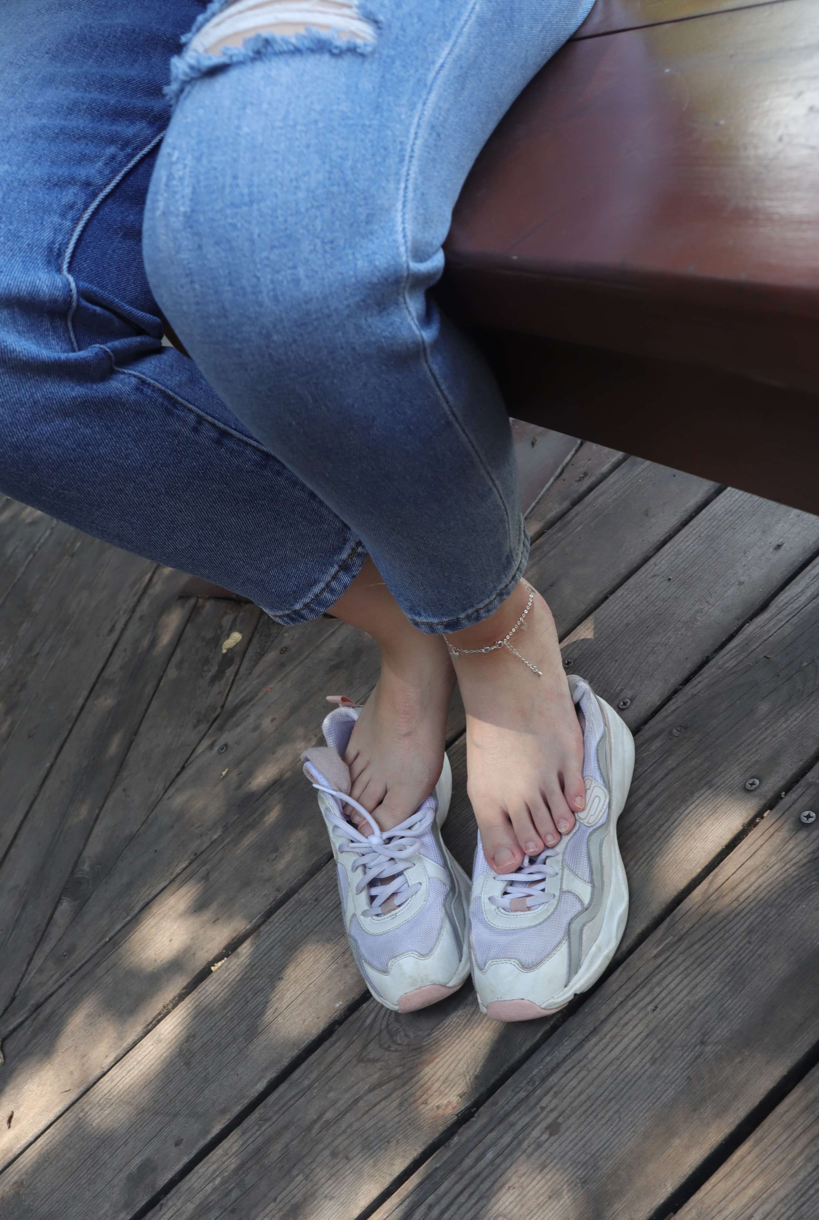 《大学生小刘脱下穿了一天的运动鞋》作品图