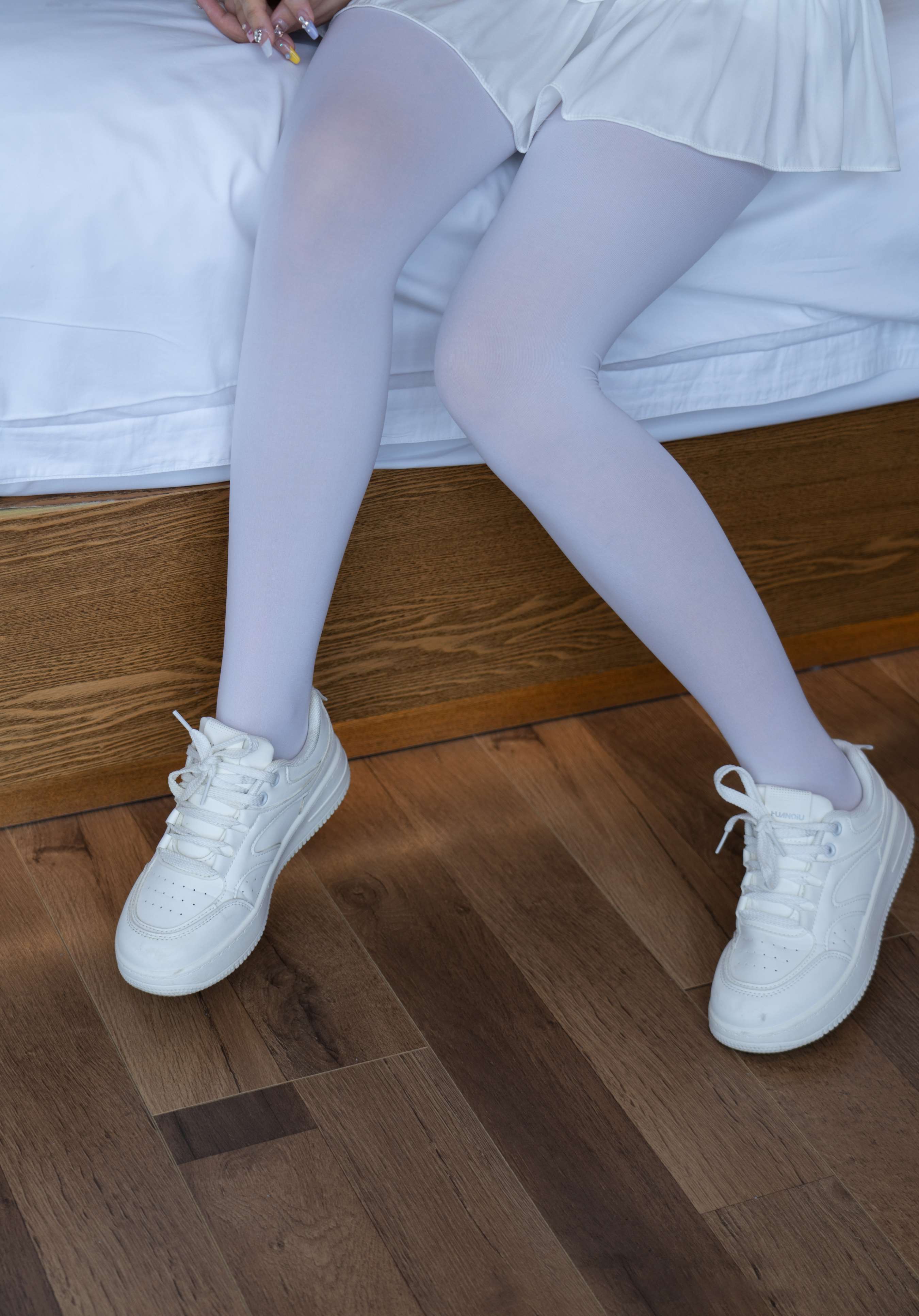 《璇璇-板鞋、厚白丝》作品图