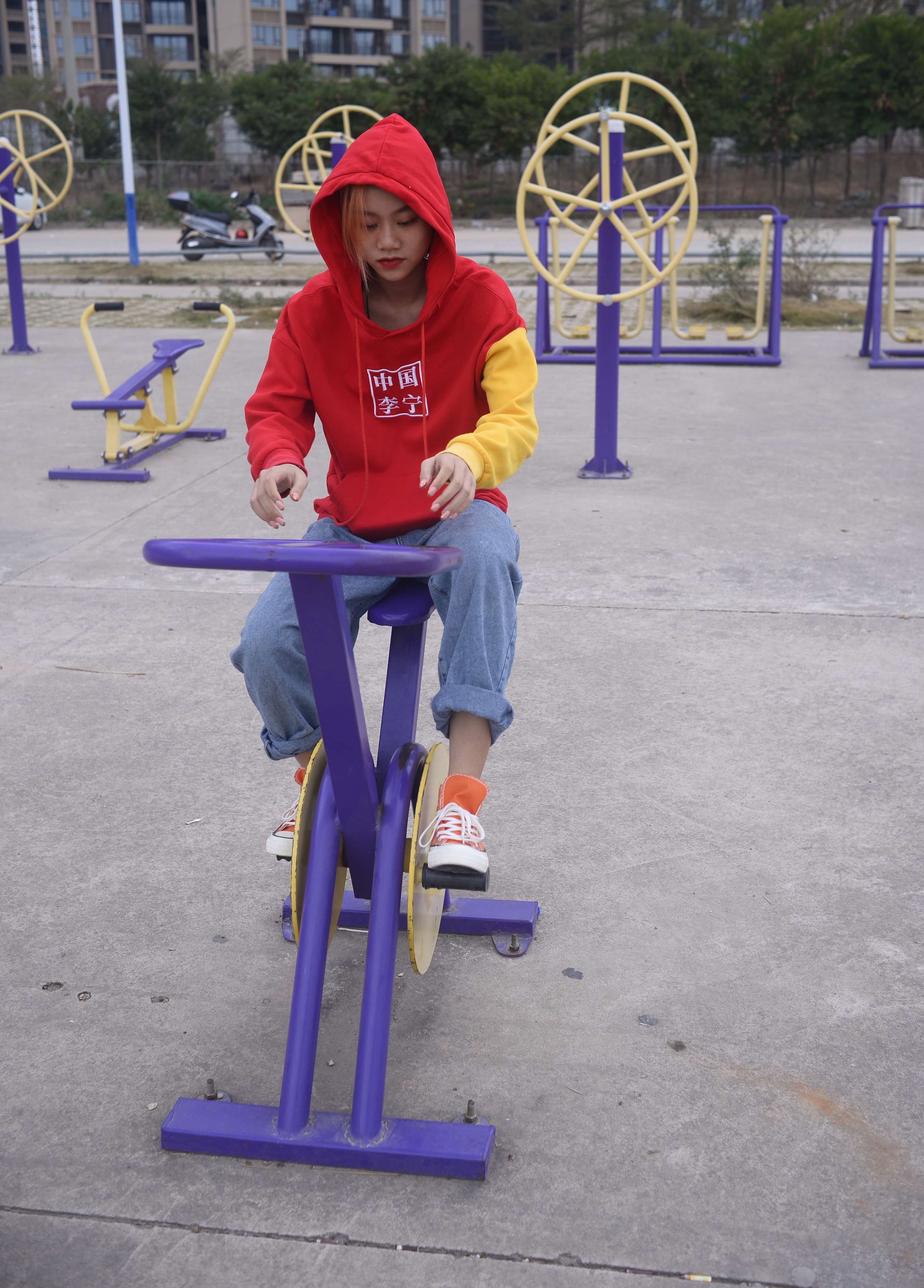 《彤彤健身器材上展嫩足》作品图