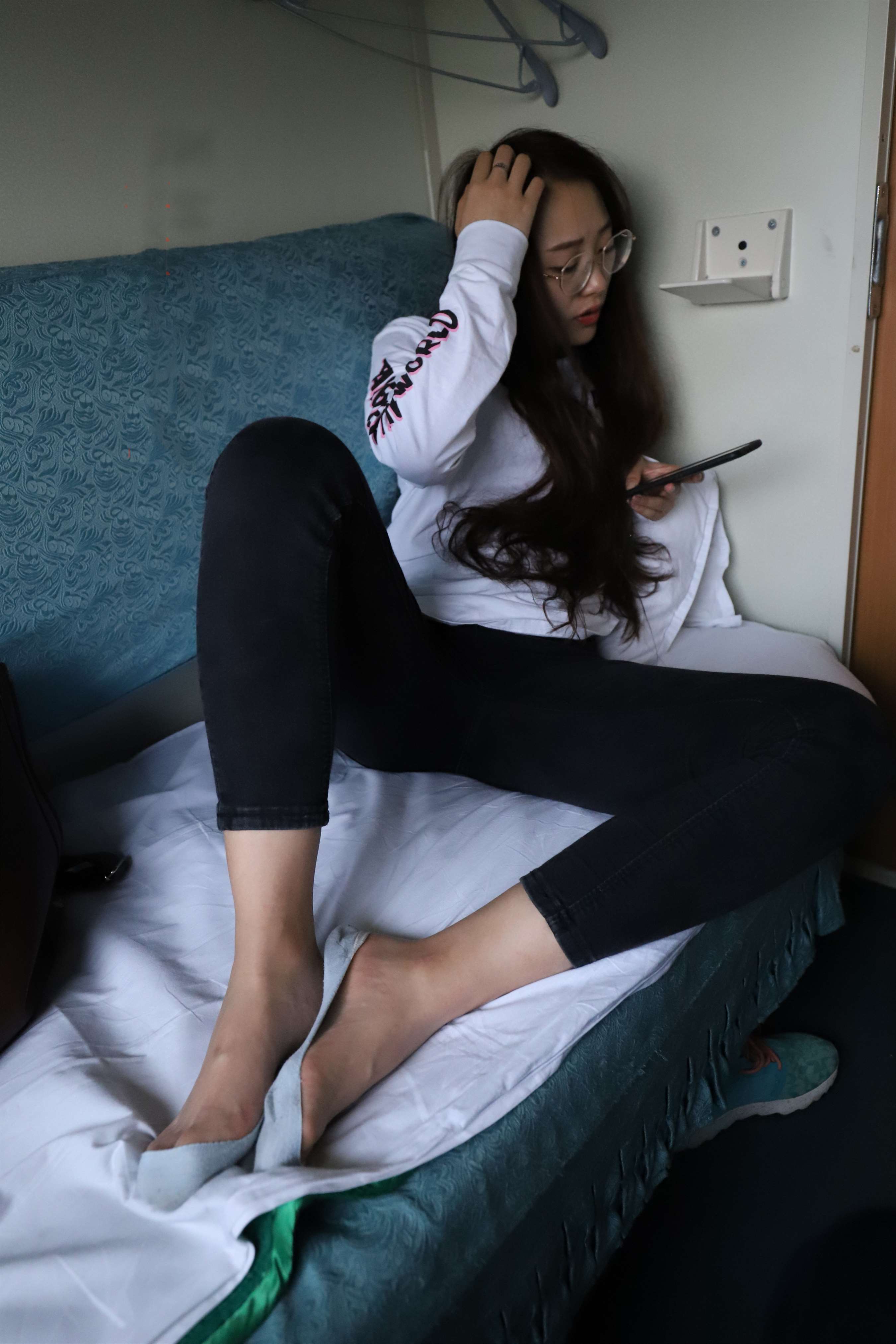 《卧铺的女孩》作品图