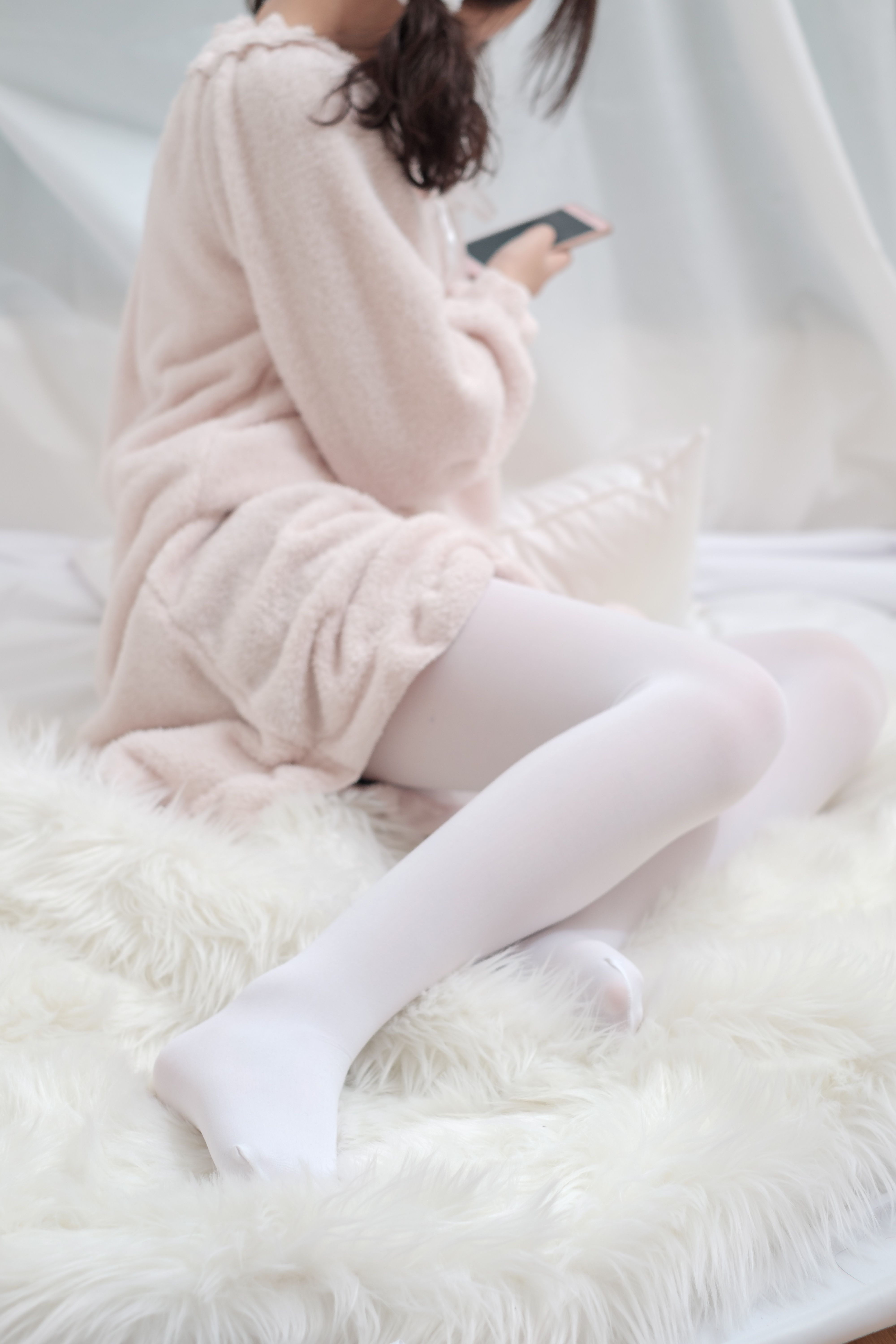 《双马尾辫少女の白色长丝袜脚+视频一部》作品图