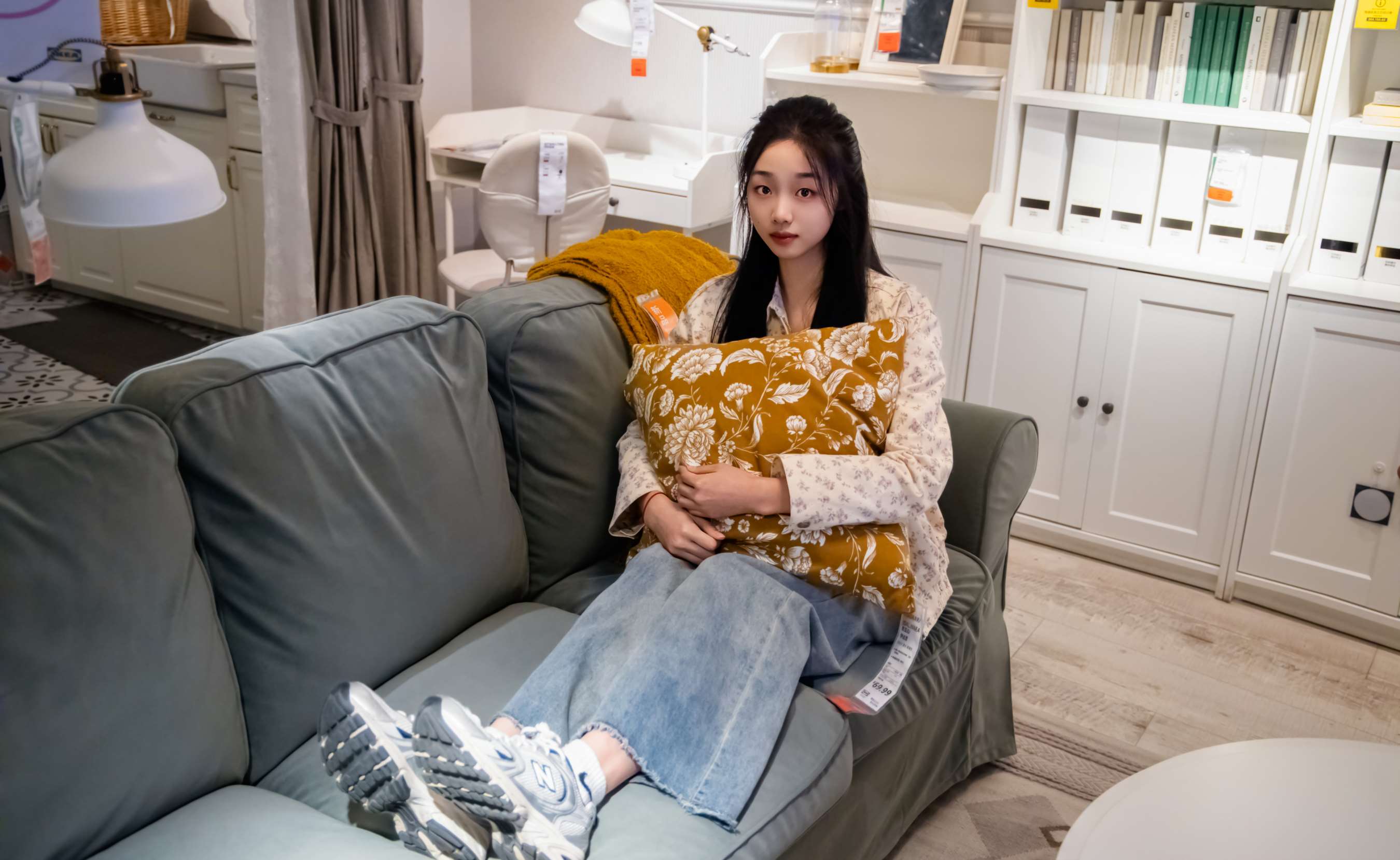 《奶芙 碎花衬衫の白色棉袜、裸足》作品图