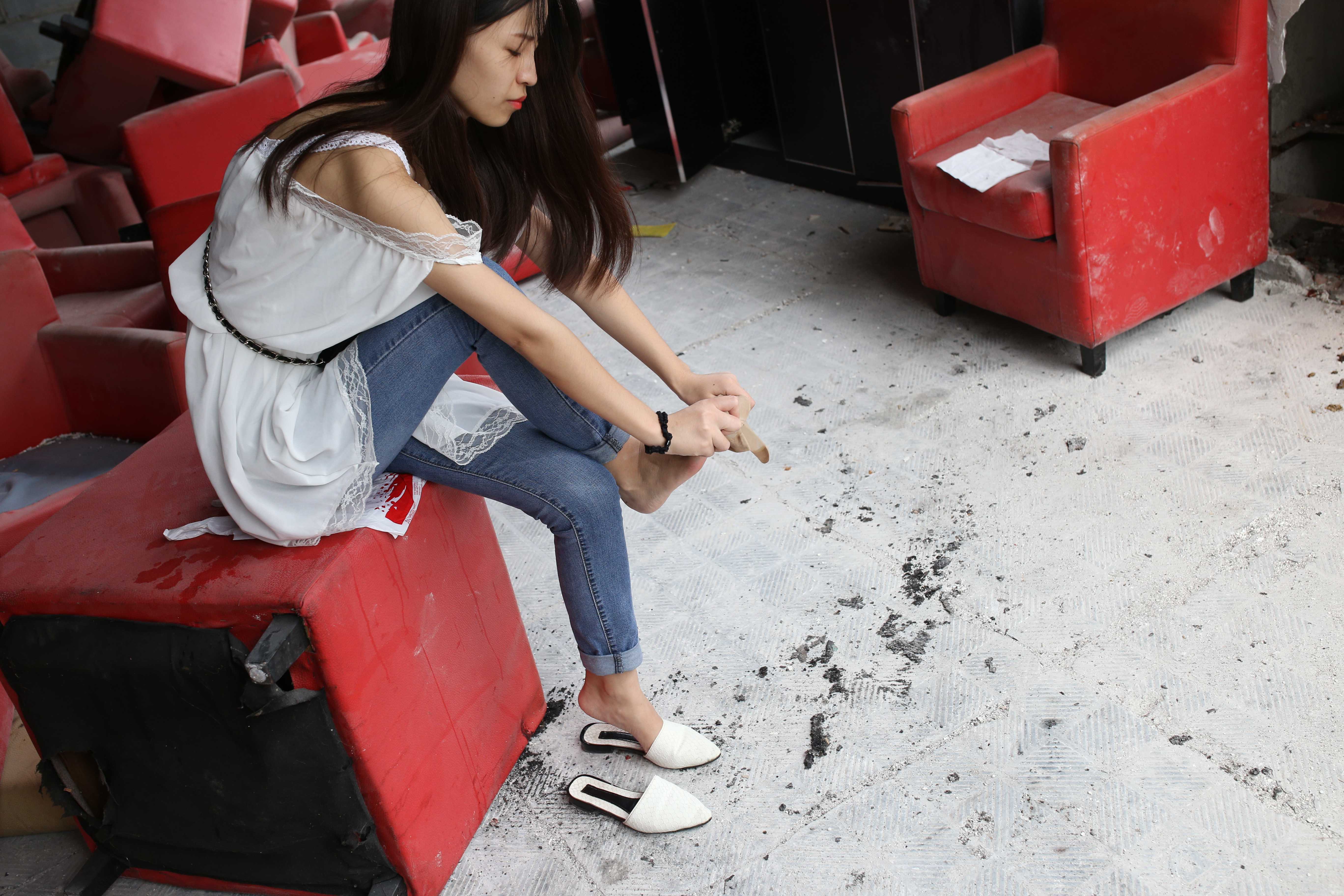 《旧楼翻新越拍牛仔の肉丝脚丫》作品图