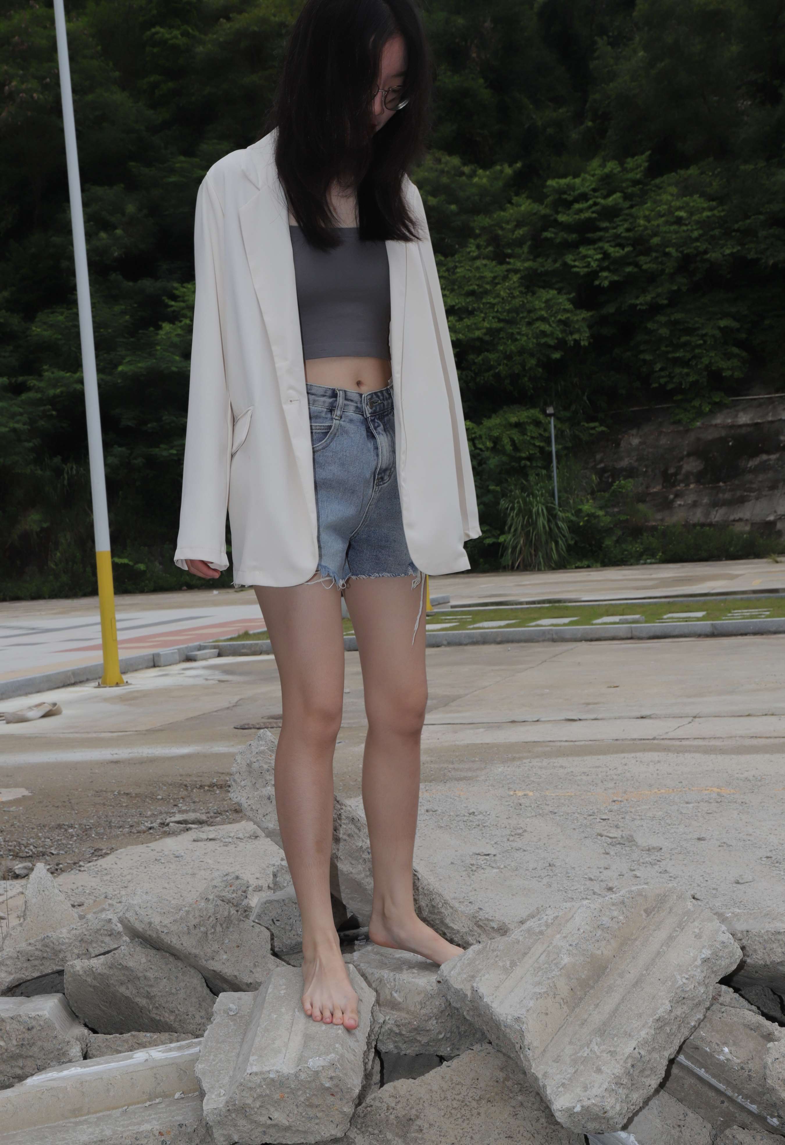 《珊珊少女创意产业园吊带赤脚》作品图