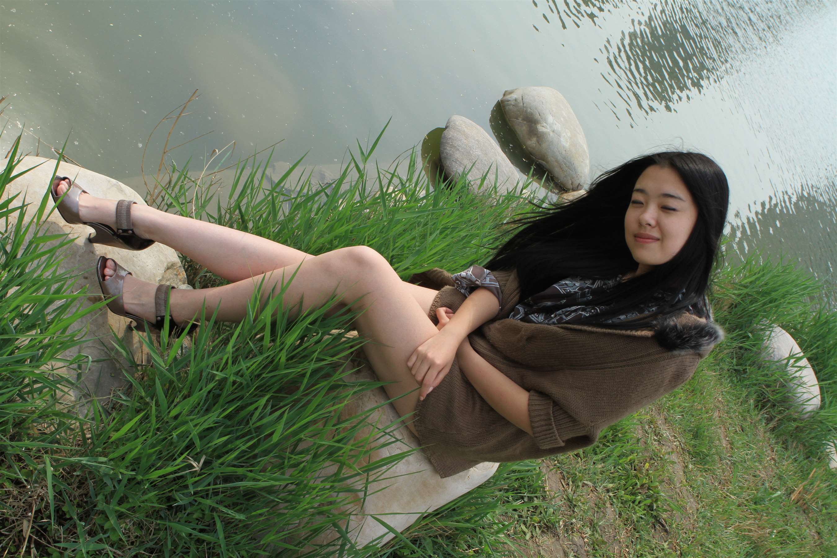 《湖边高跟裸足》作品图