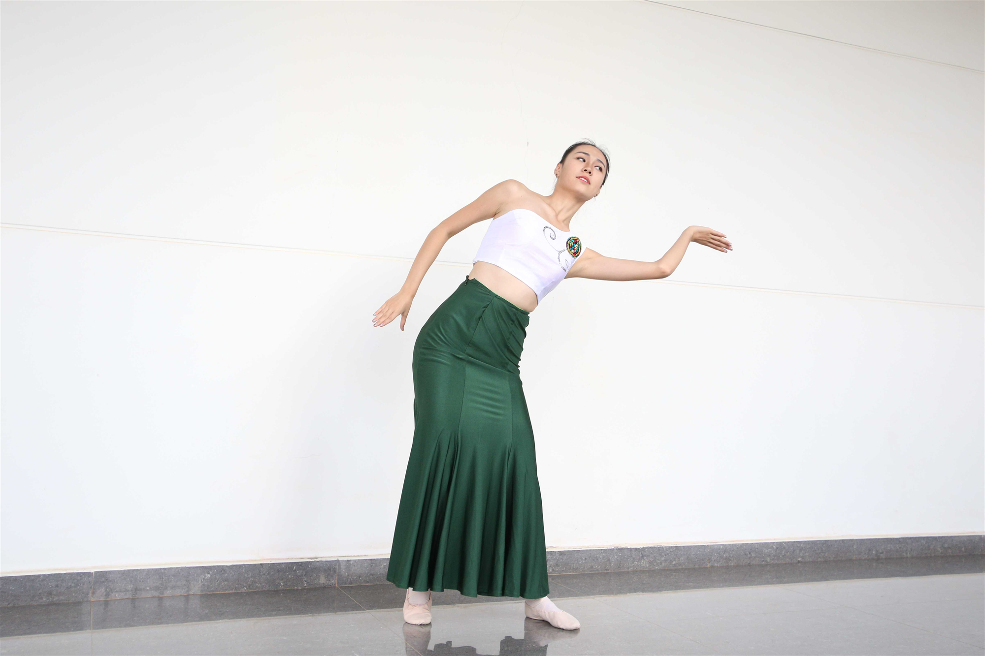 《绿裙舞蹈女生+视频一部》作品图