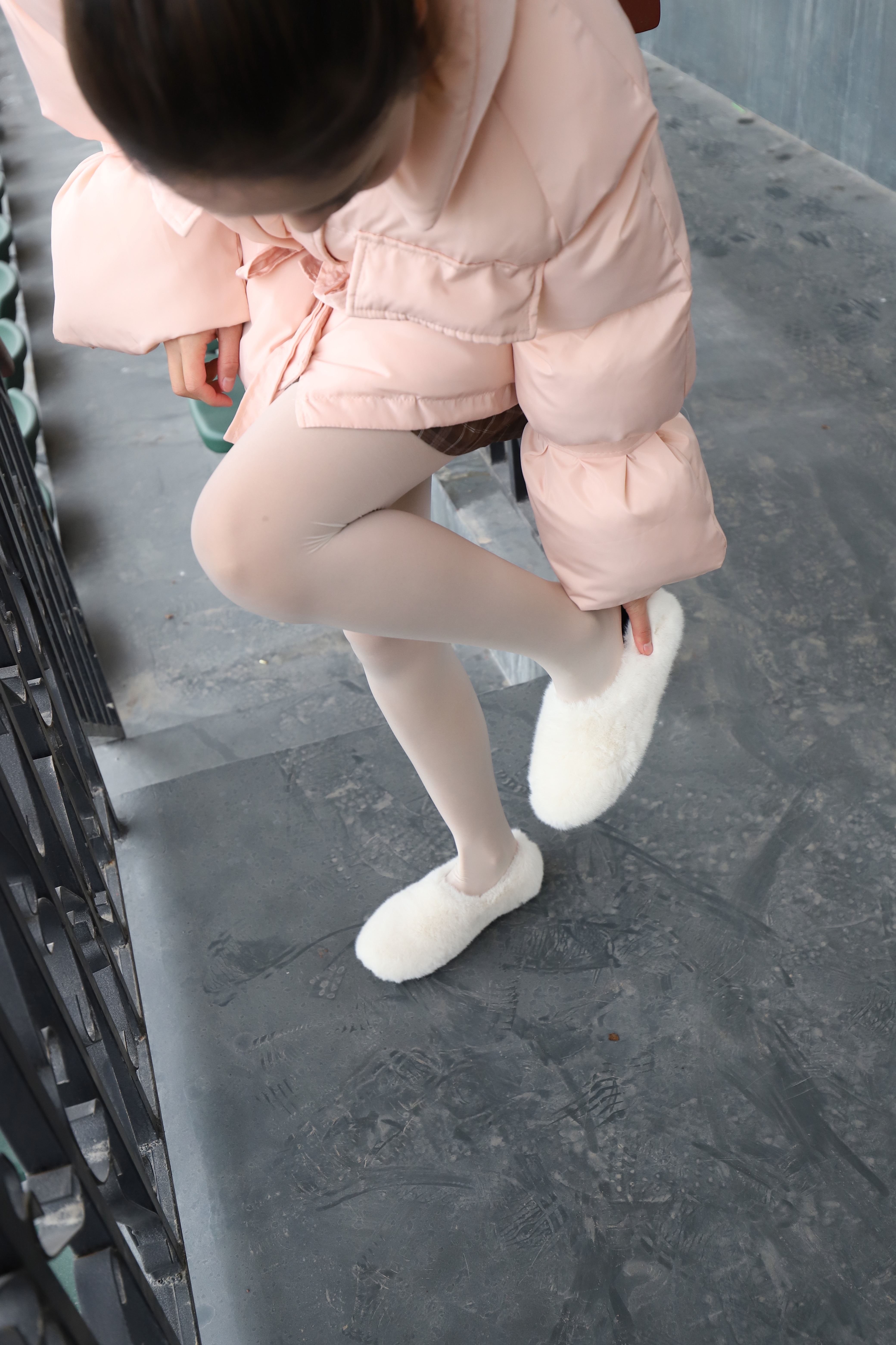 《运动场上的长白丝袜脚丫+视频一部》作品图