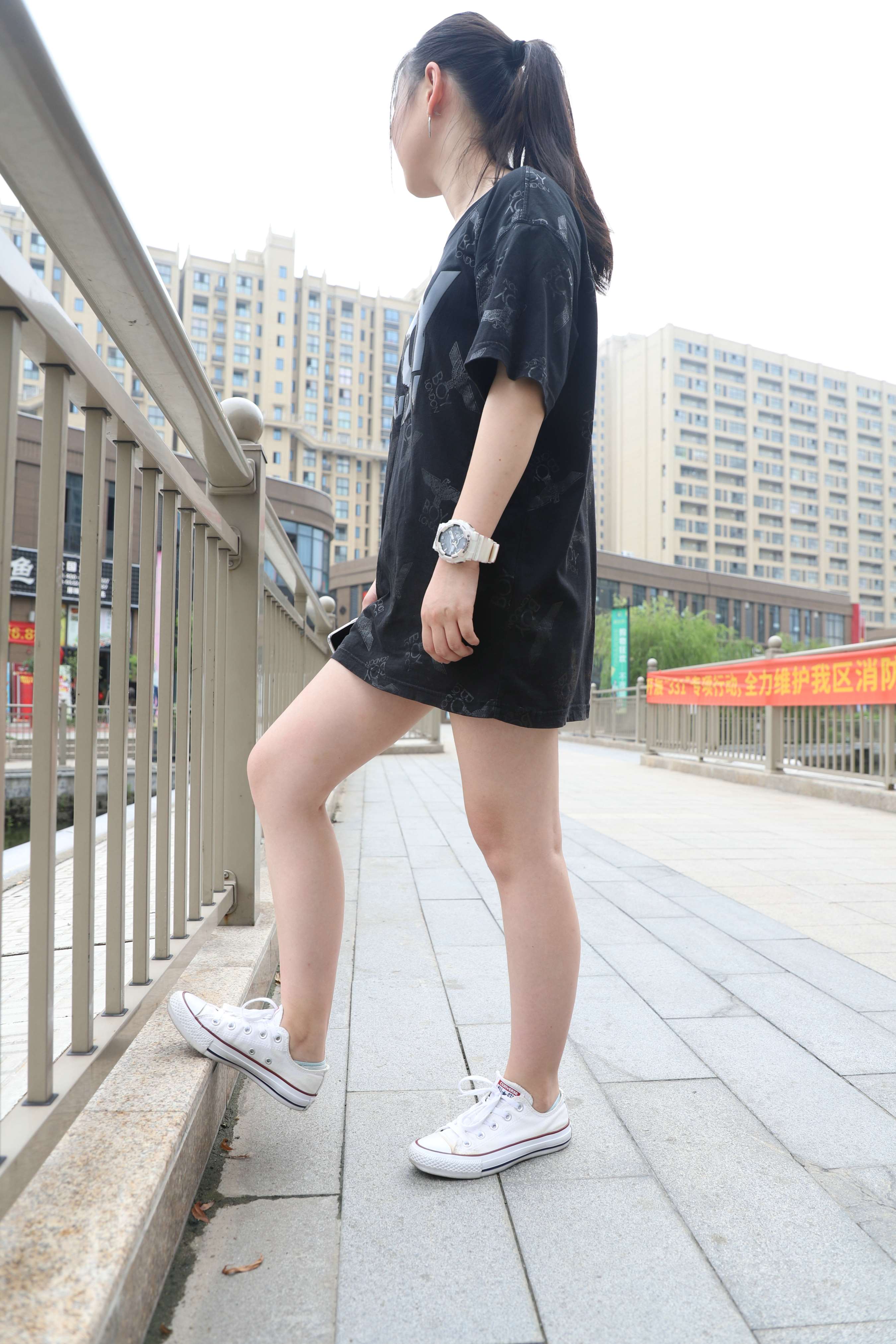 《师妹脱掉帆布鞋给你看》作品图