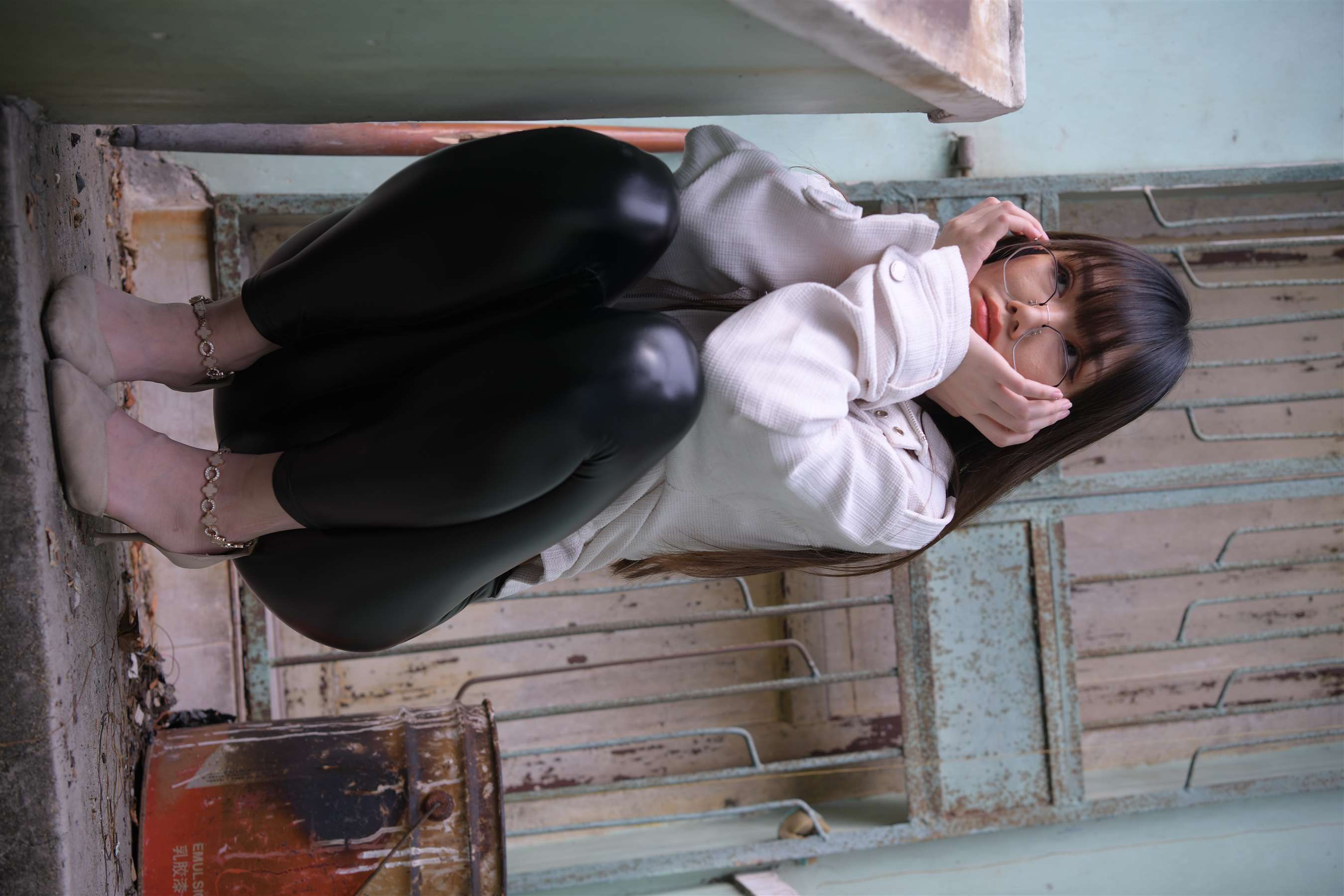 《皮裤の高跟裸足》作品图