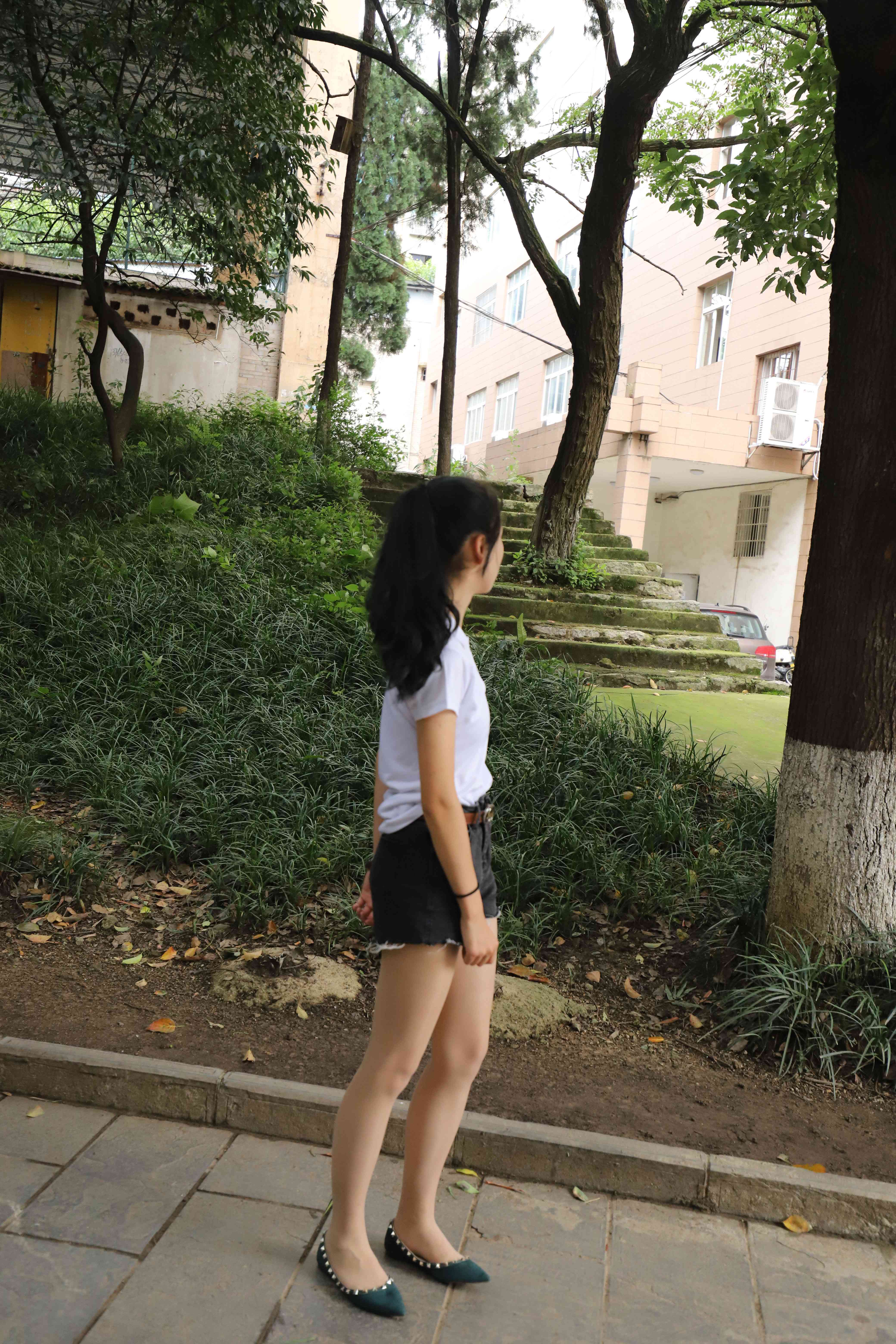 《长腿学姐热裤丝袜脚丫》作品图