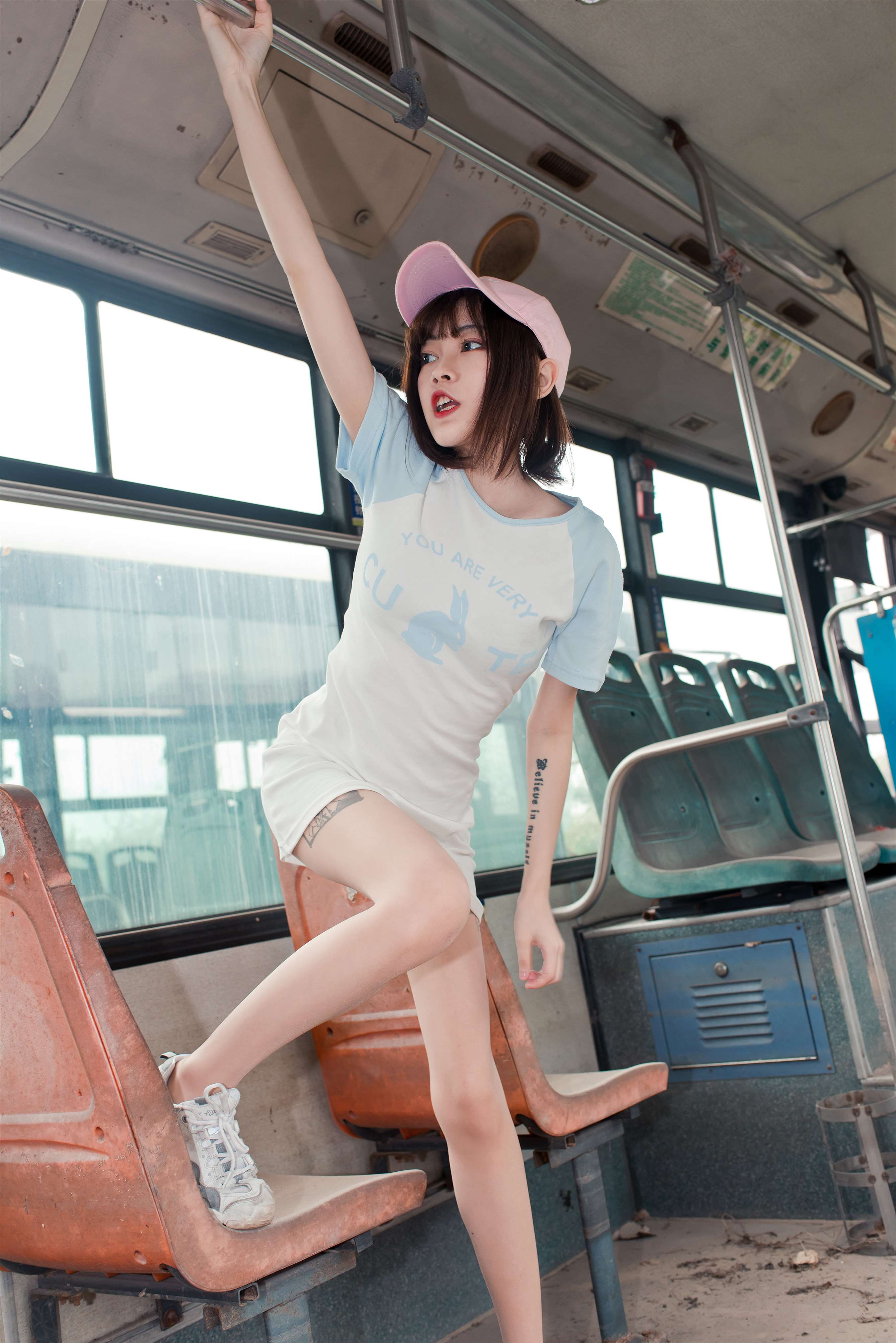 《废旧公交车上的丝足》作品图