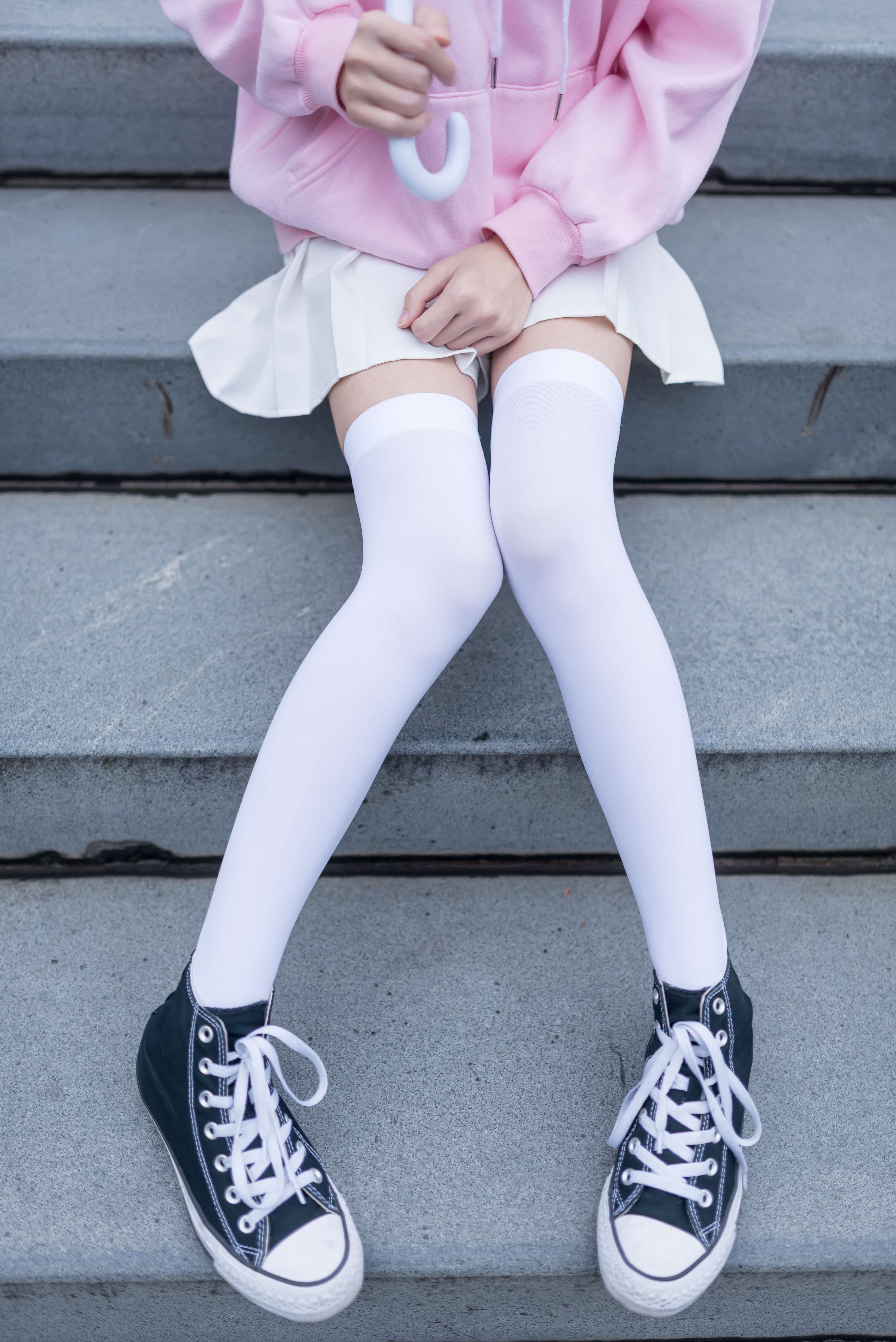 《高帮帆布鞋の长白丝袜》作品图