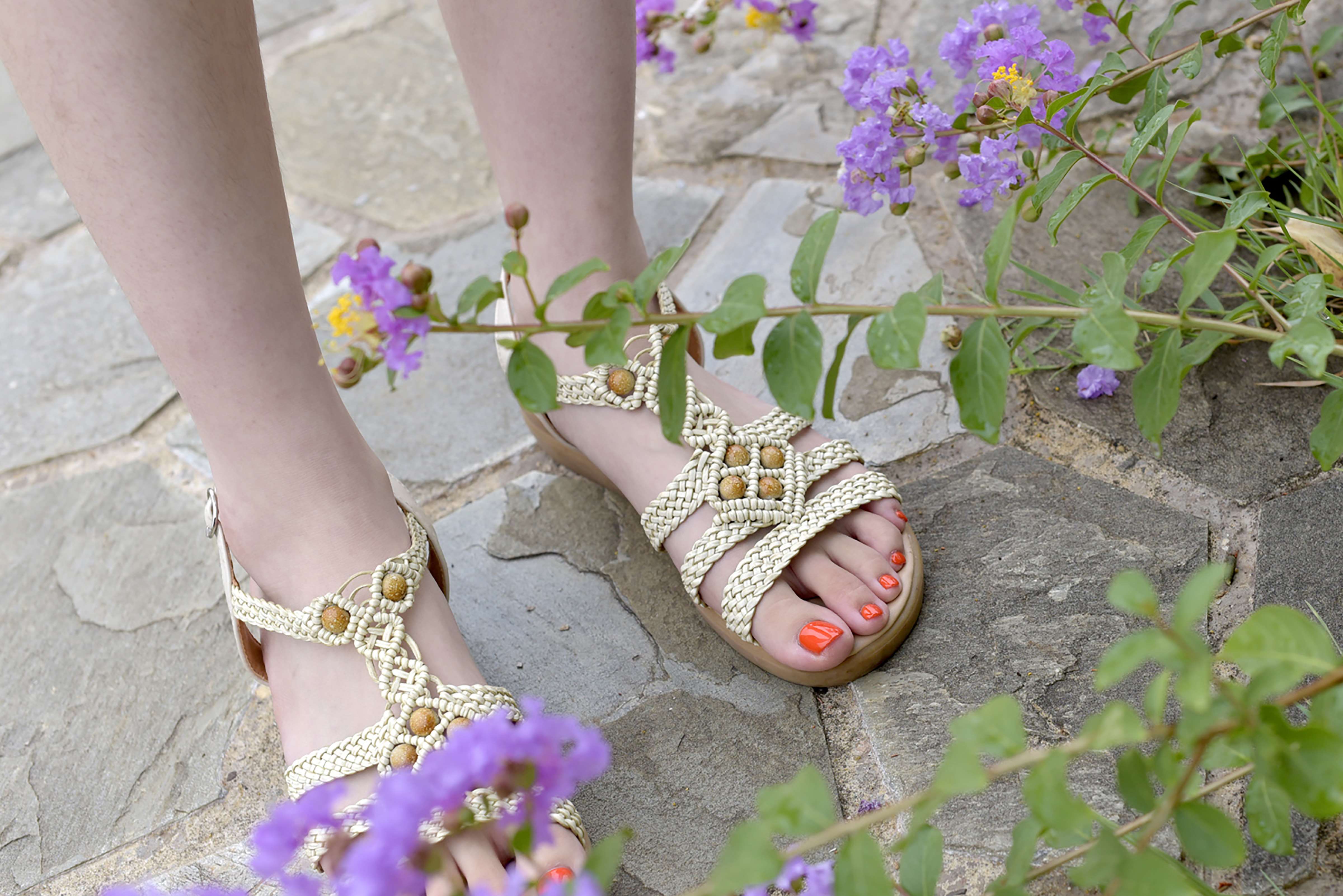 《小姐姐紫花配嫩足》作品图