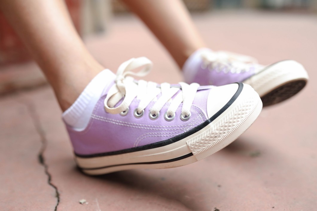 《帆布鞋の脏棉袜脚》作品图