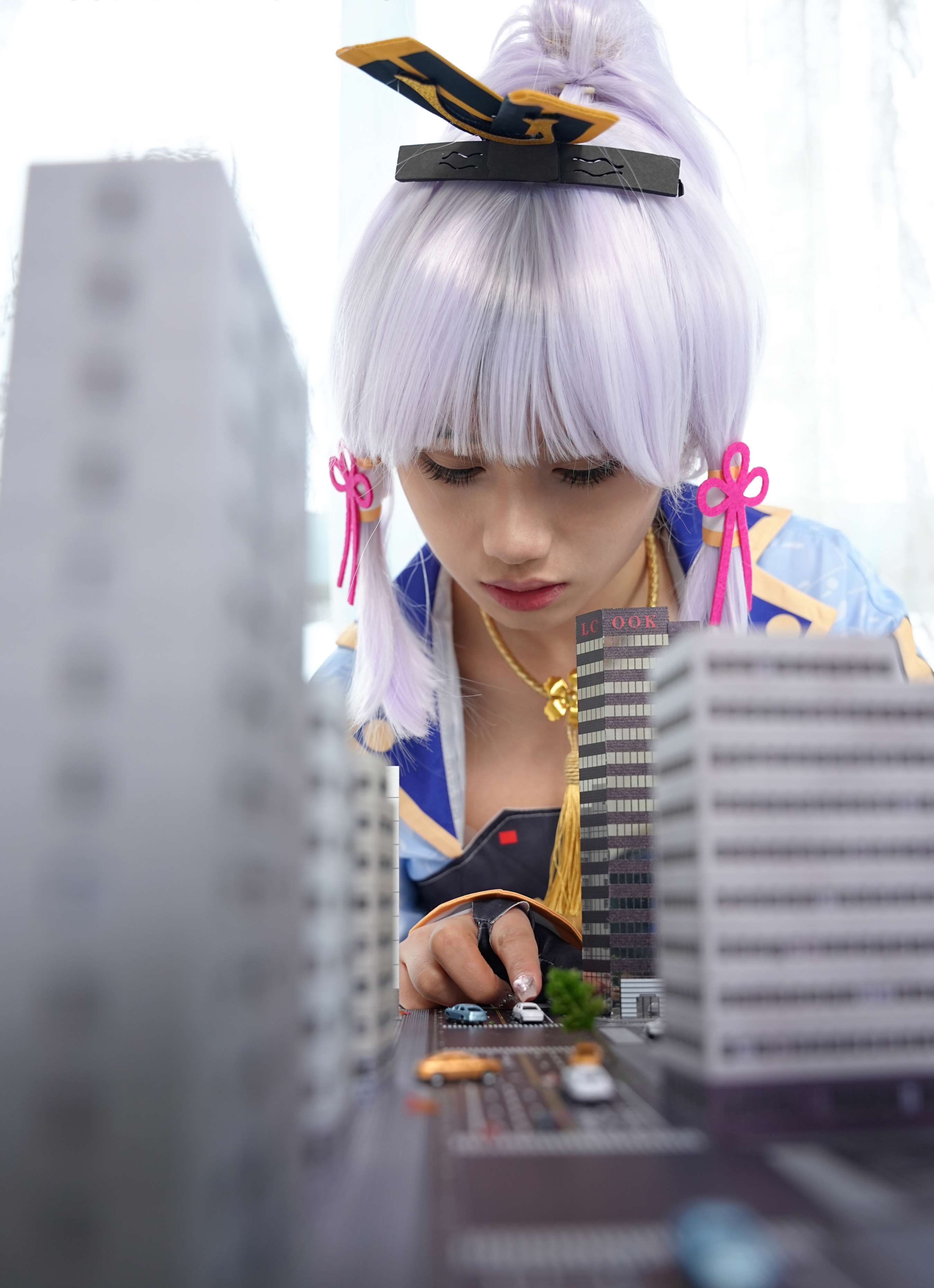 《花花-梦境误入小人国，化身巨人少女》作品图