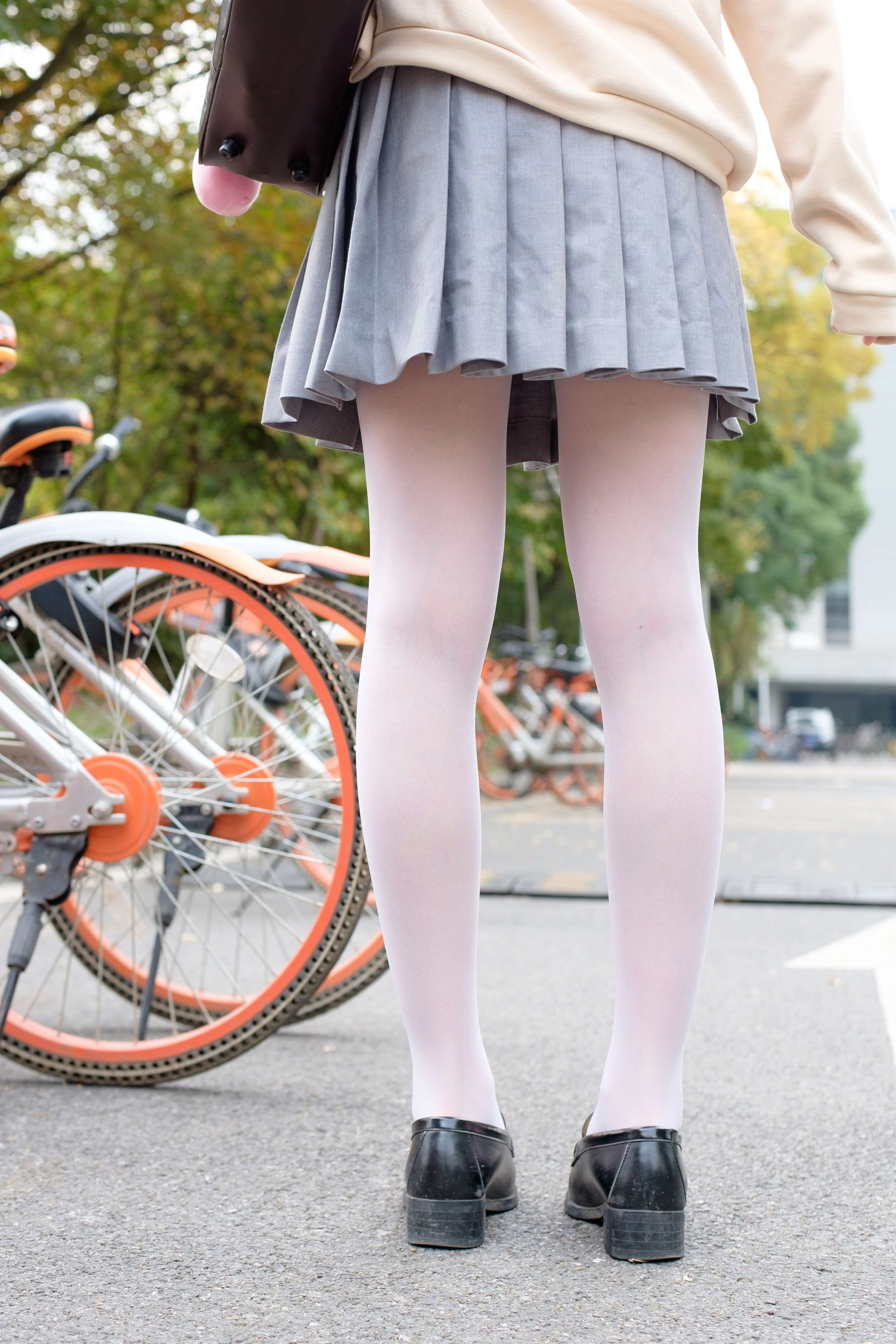 《皮鞋の白丝脚丫》作品图