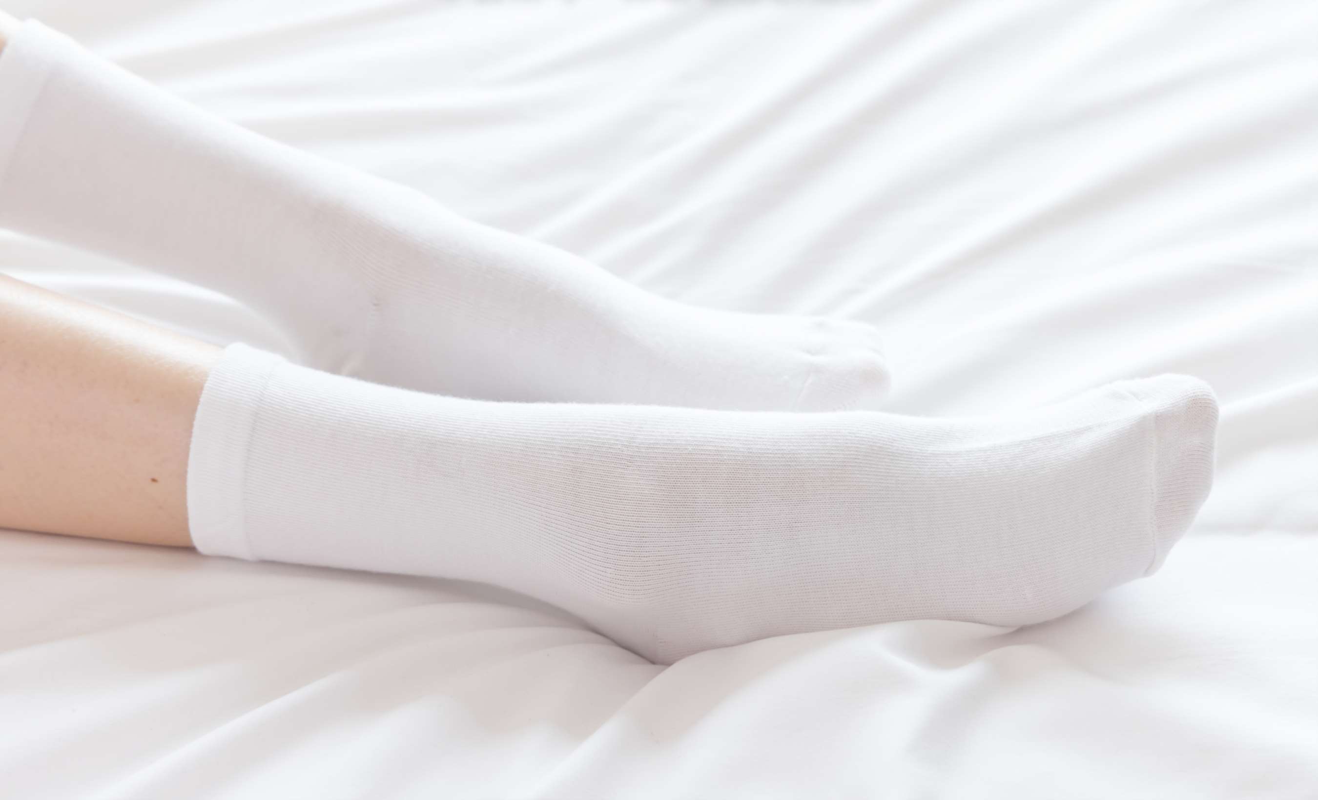 《稚予-板鞋白棉袜の灰色棉船袜》作品图