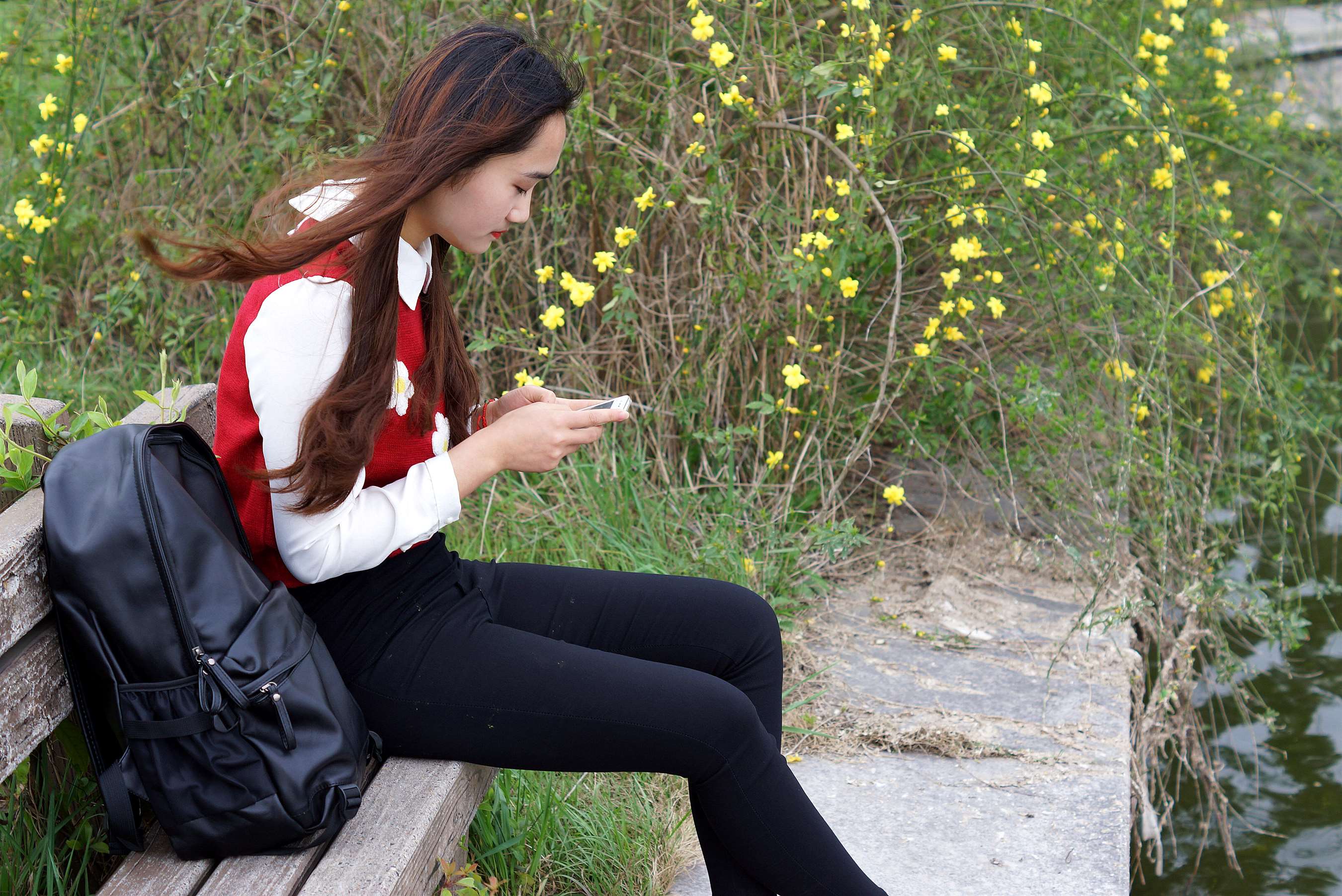 《妹子一坐下来就脱鞋透气》作品图