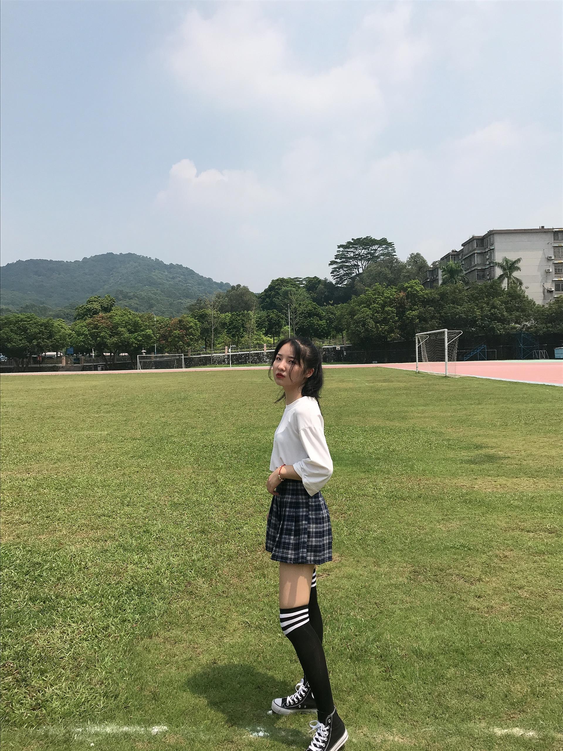 《足球场上的帆布鞋の长黑袜脚丫+视频一部》作品图