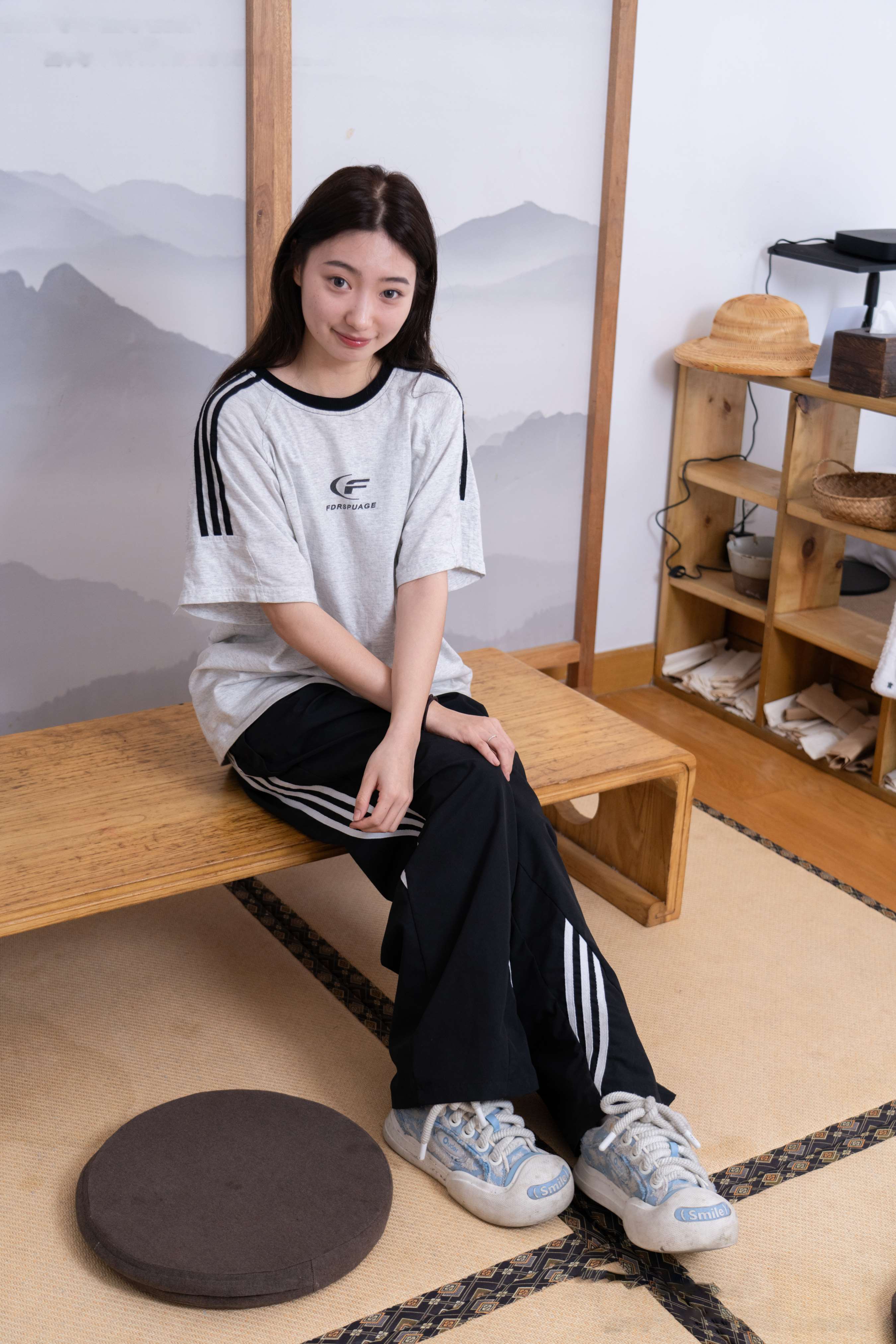 《雪梨 帆布鞋白棉袜の裸足》作品图