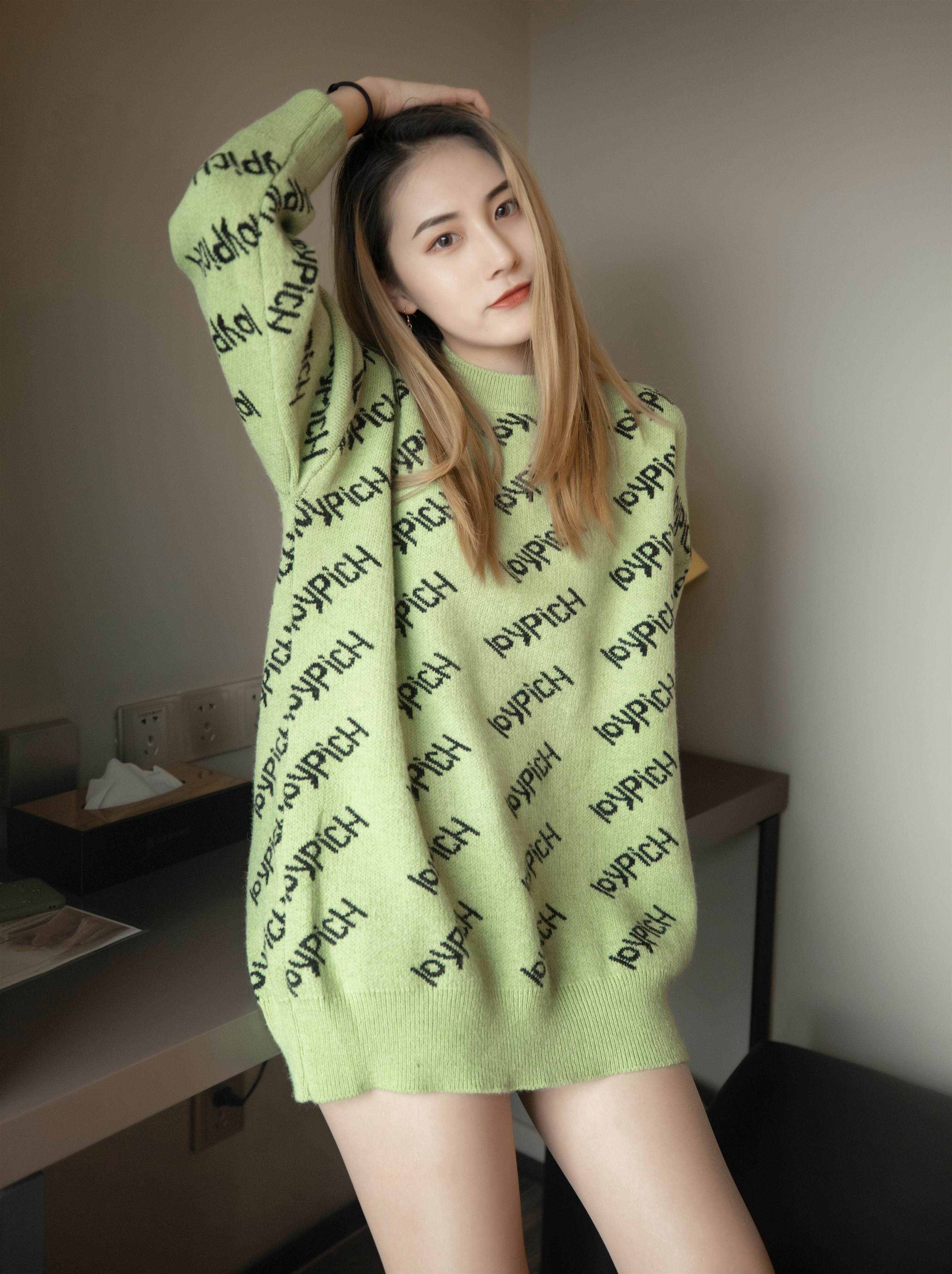 《绿衣少女》作品图