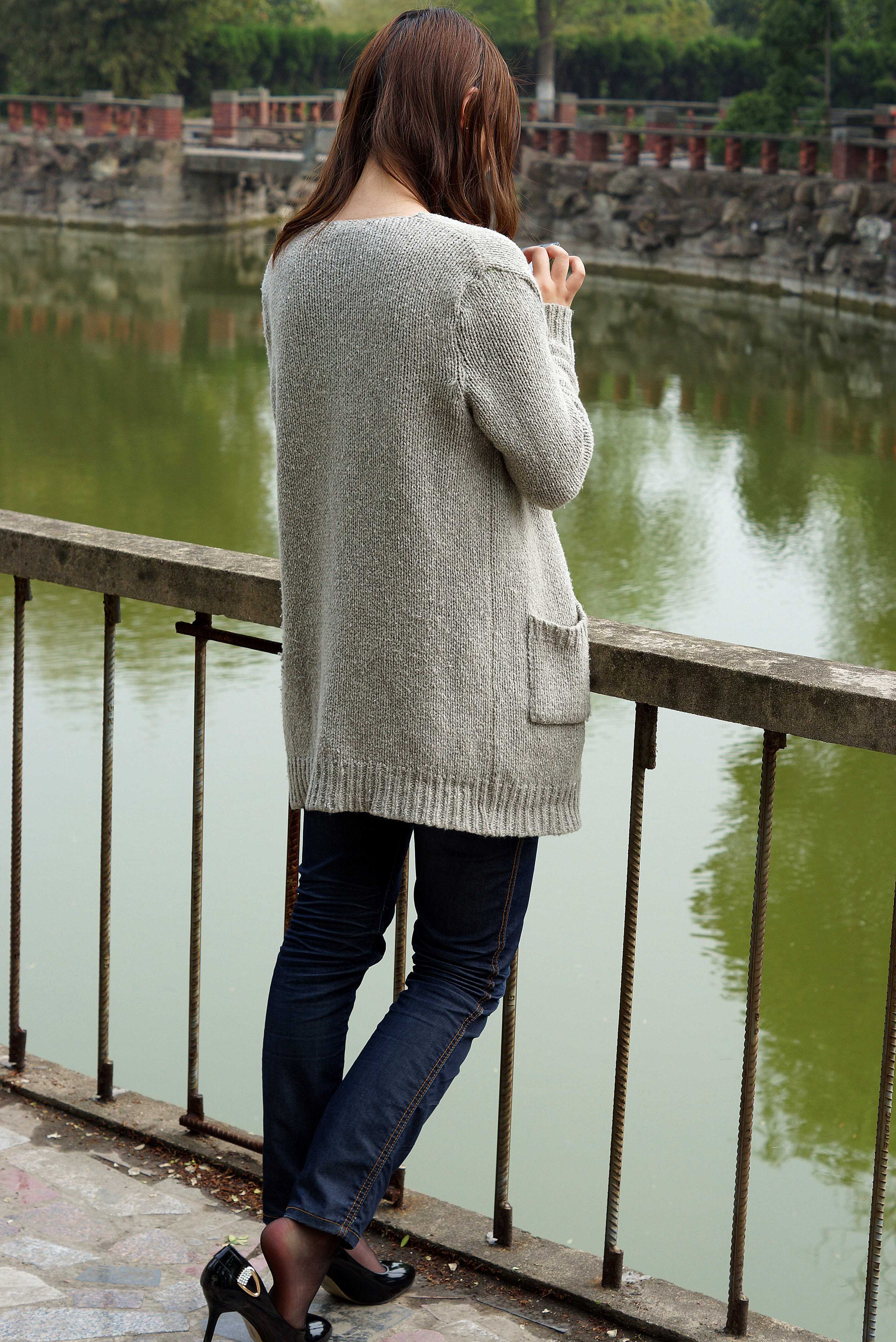 《公园眼镜学姐的黑丝》作品图