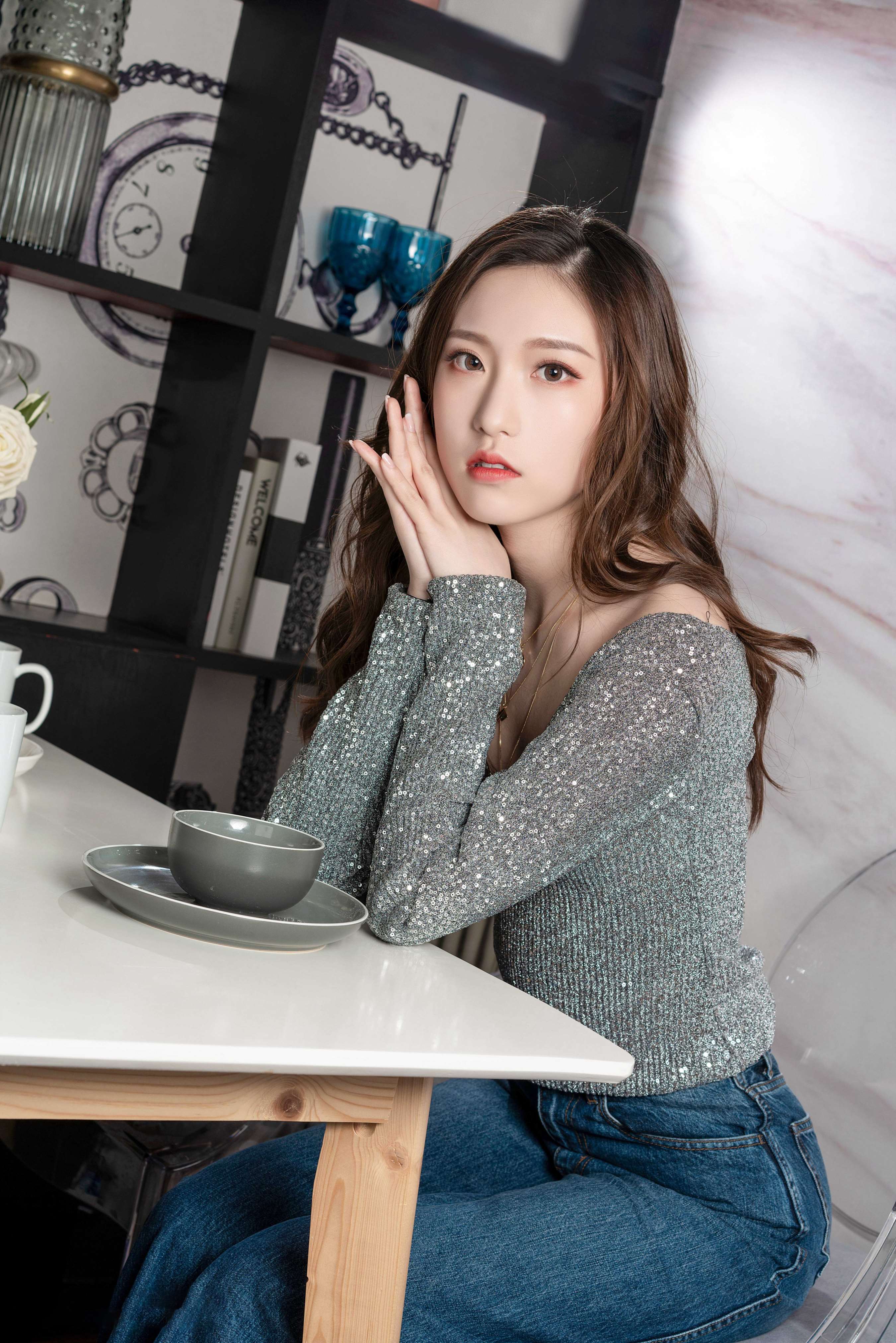 《李芊儿-餐桌上的法式美甲裸足》作品图