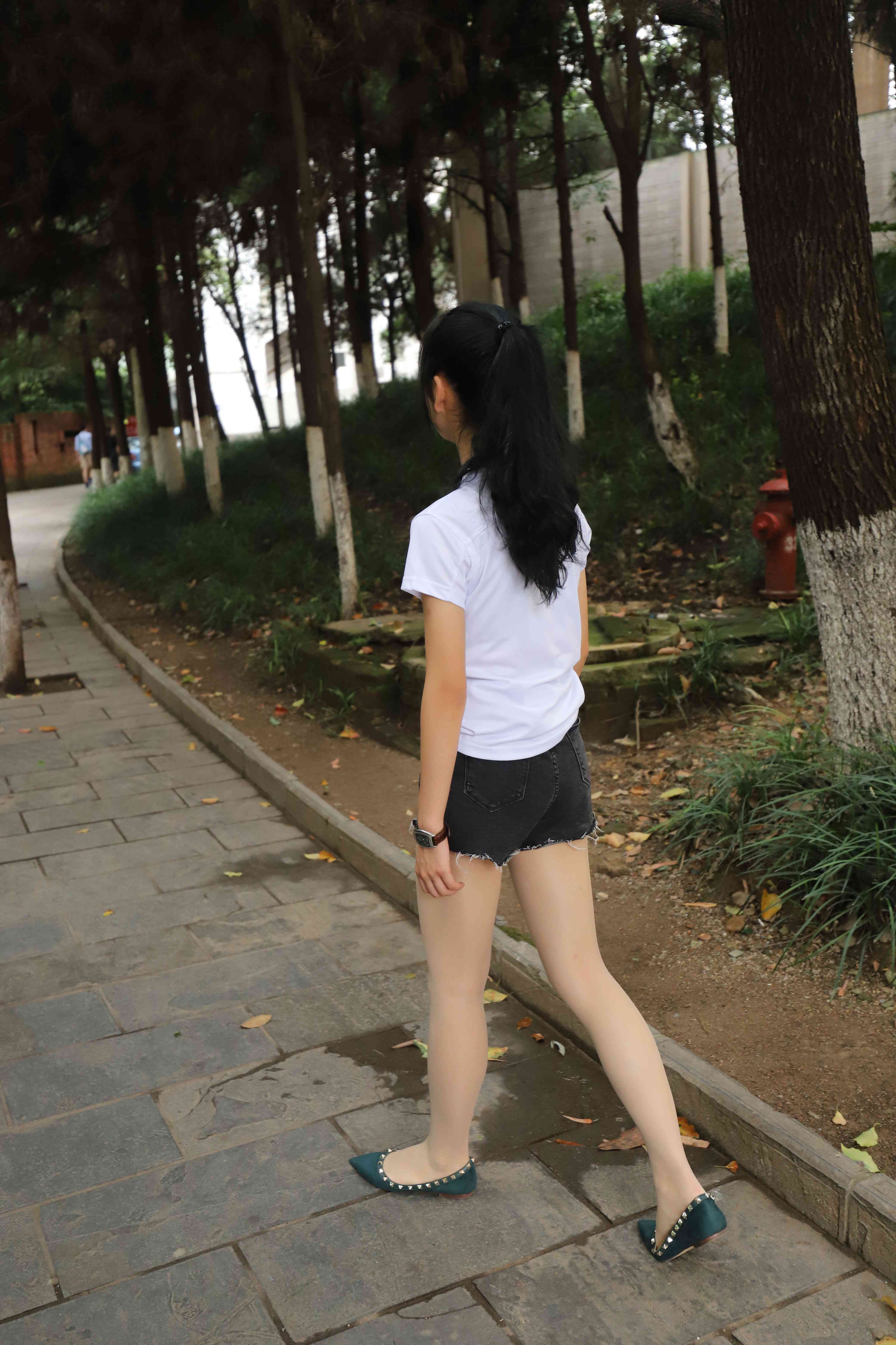 《长腿学姐热裤丝袜脚丫》作品图