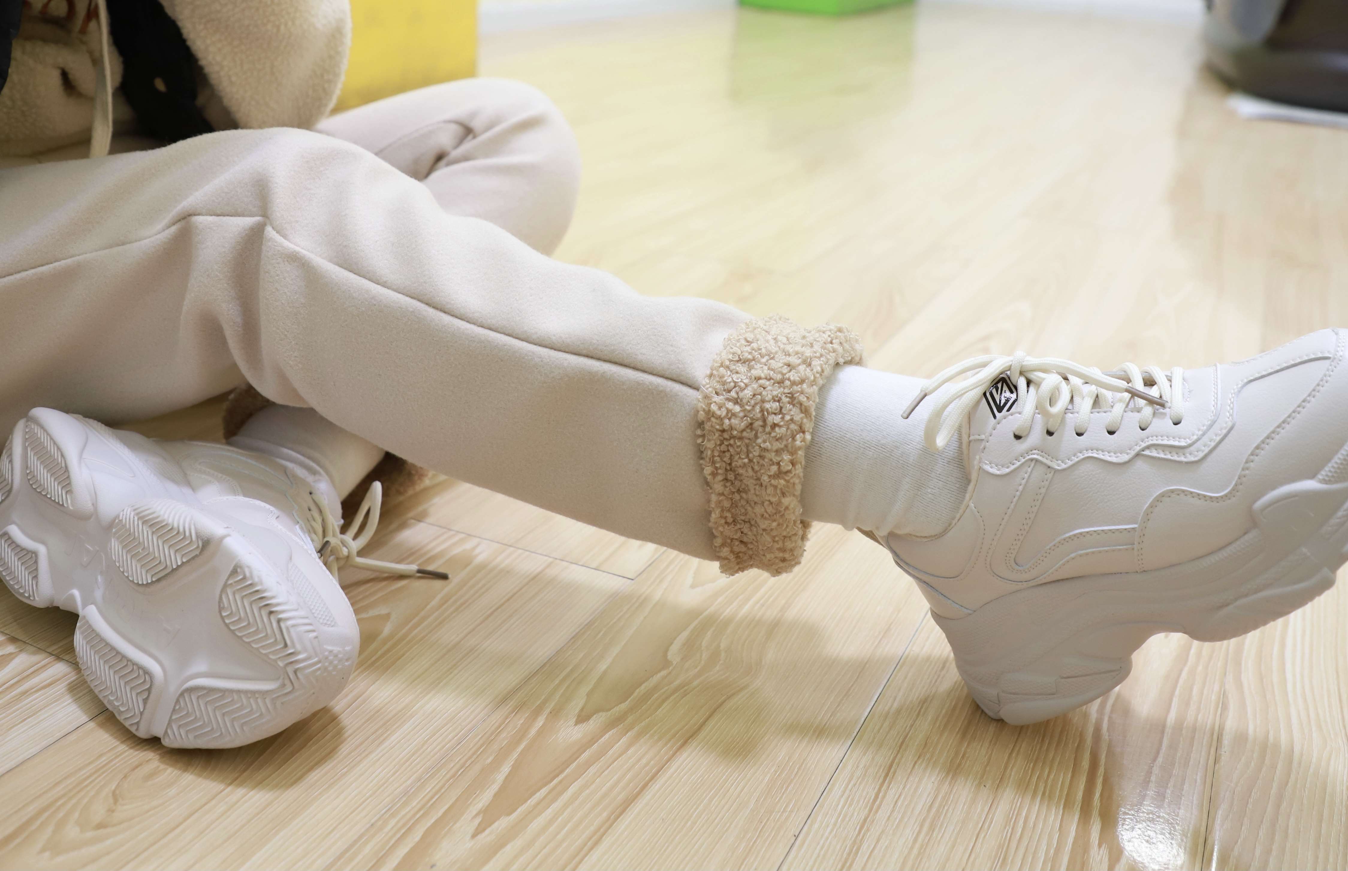 《运动鞋の白棉袜脚》作品图