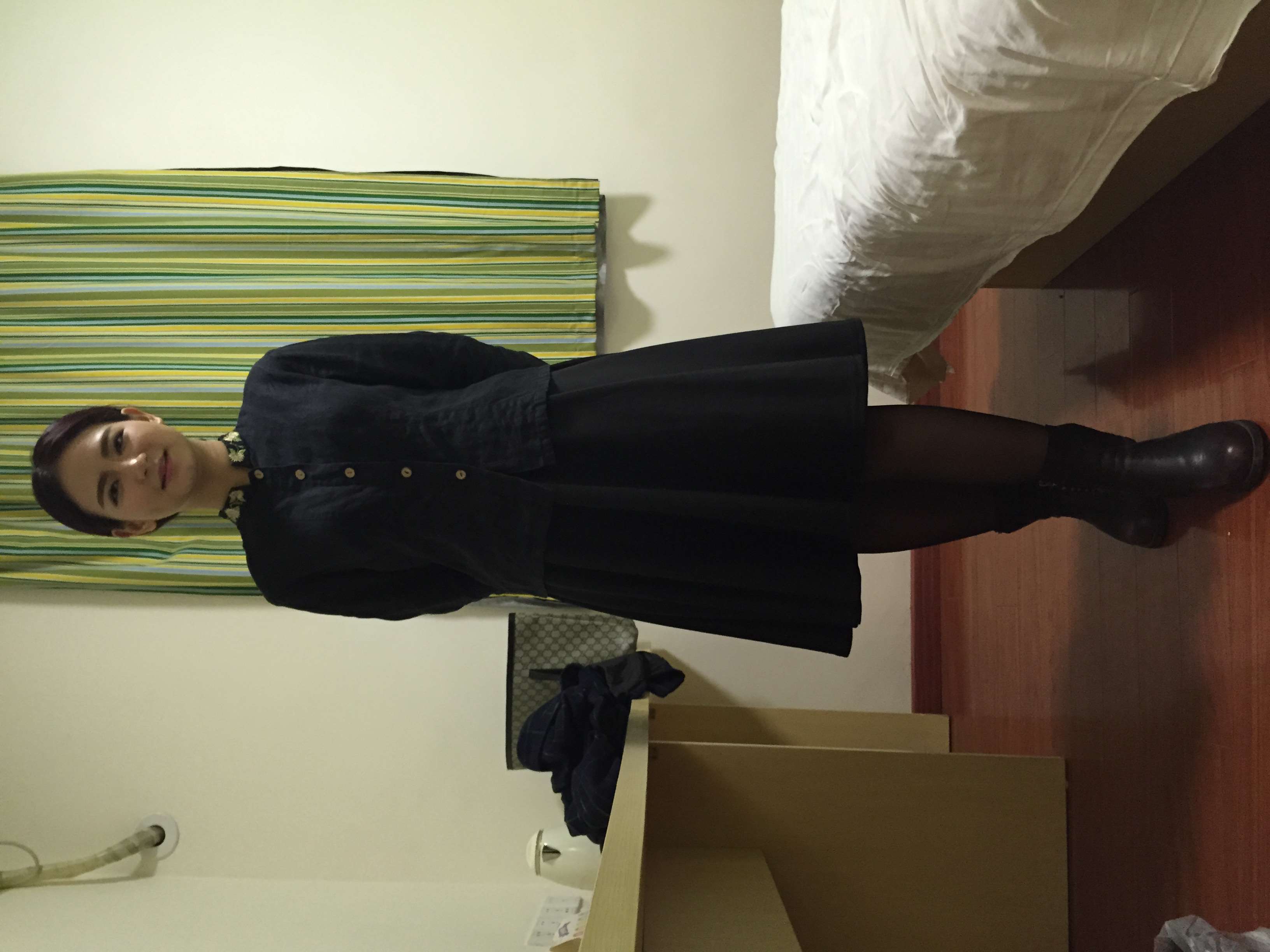 《黑色连衣裙の黑丝脚丫》作品图