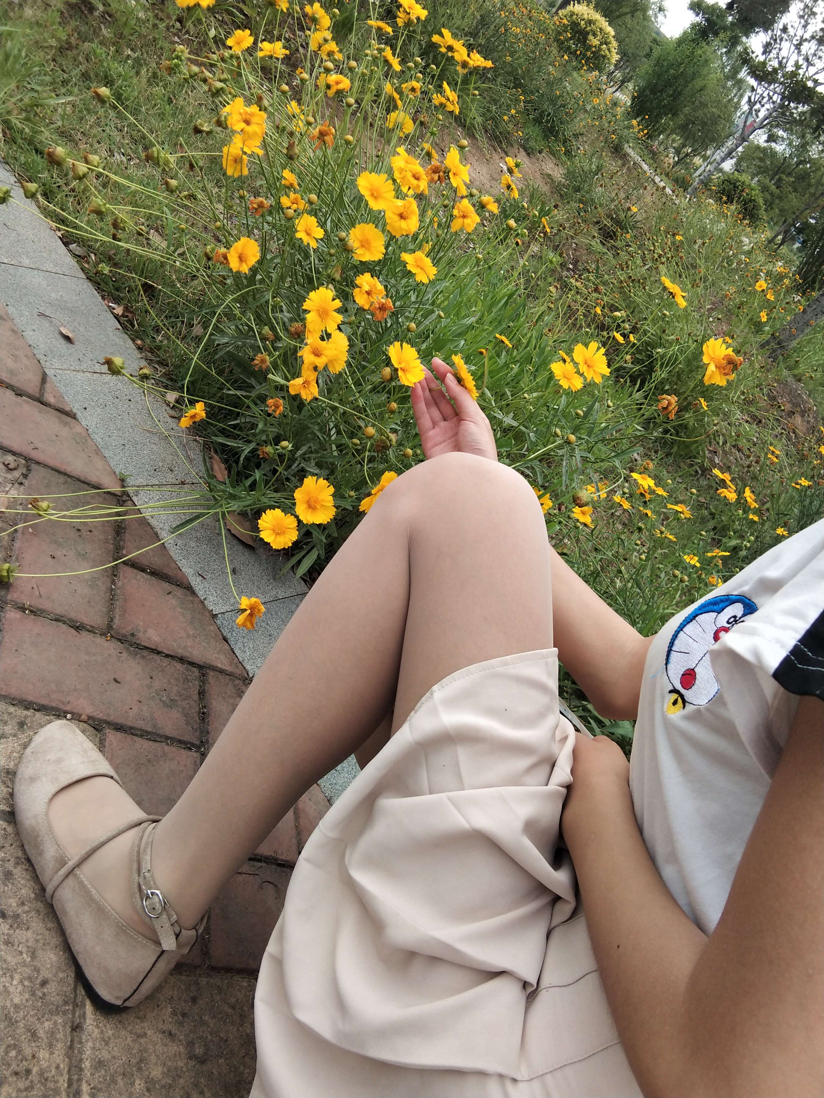 《少女肉丝绑带平底鞋》作品图