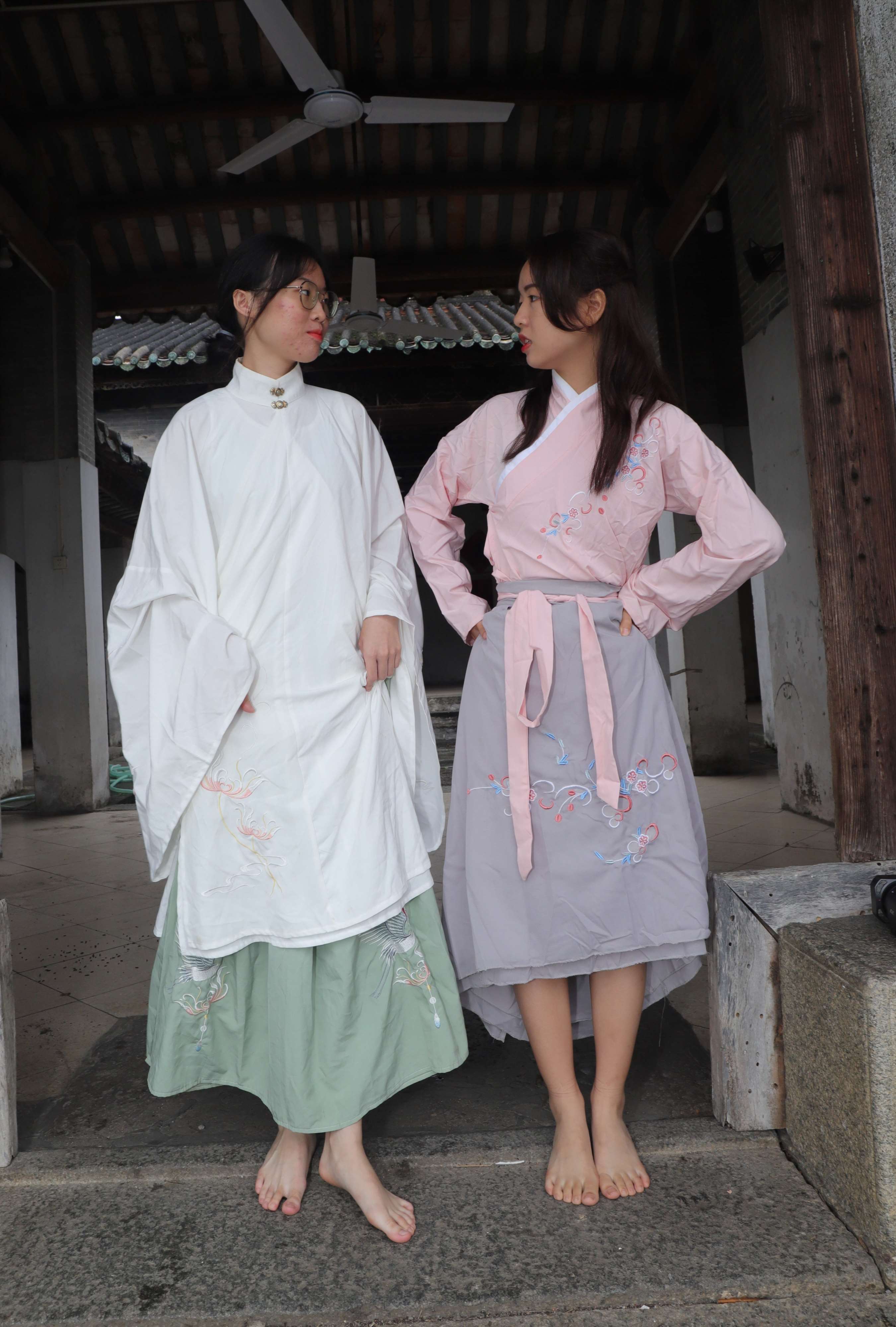 《淇淇与珊珊汉服赤脚游古镇》作品图