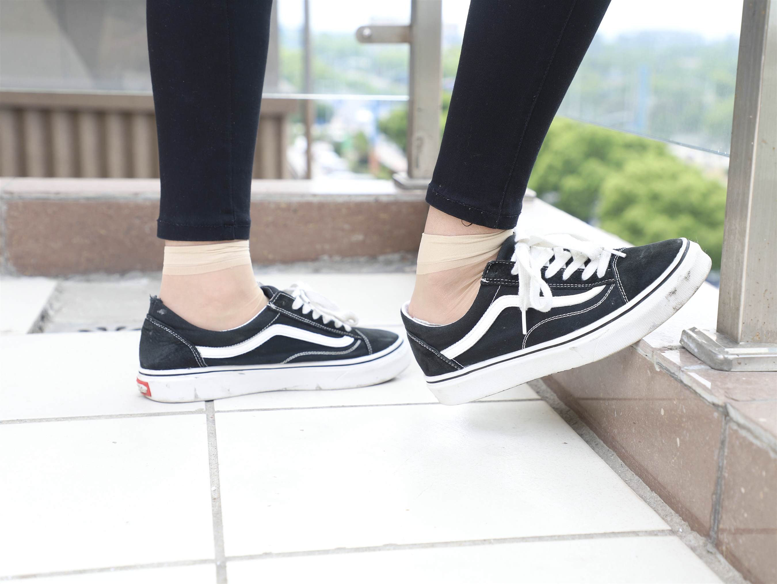 《学妹帆布鞋の脱丝全过程+视频1个》作品图