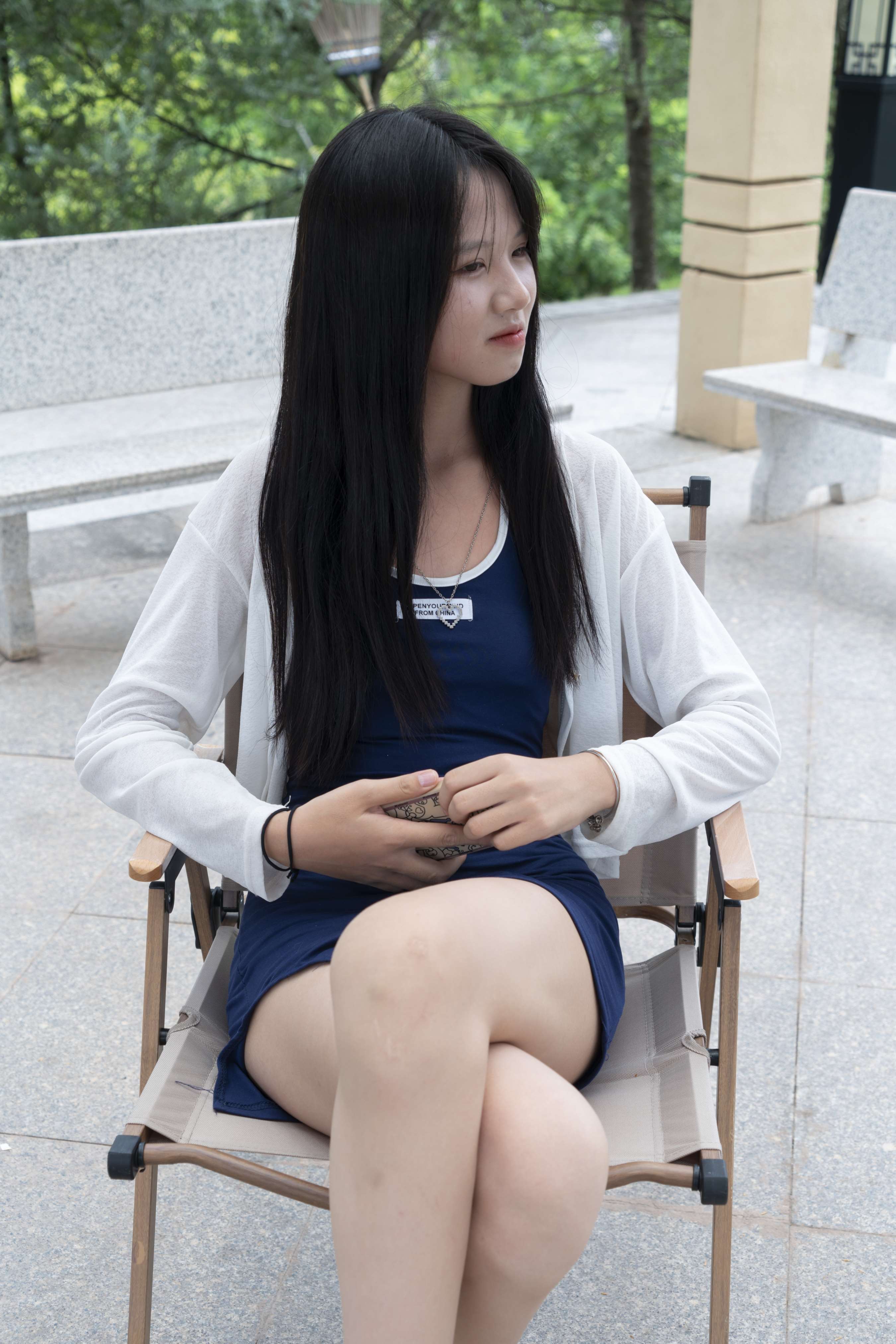 《学妹公园包臀裙の短丝脚丫》作品图