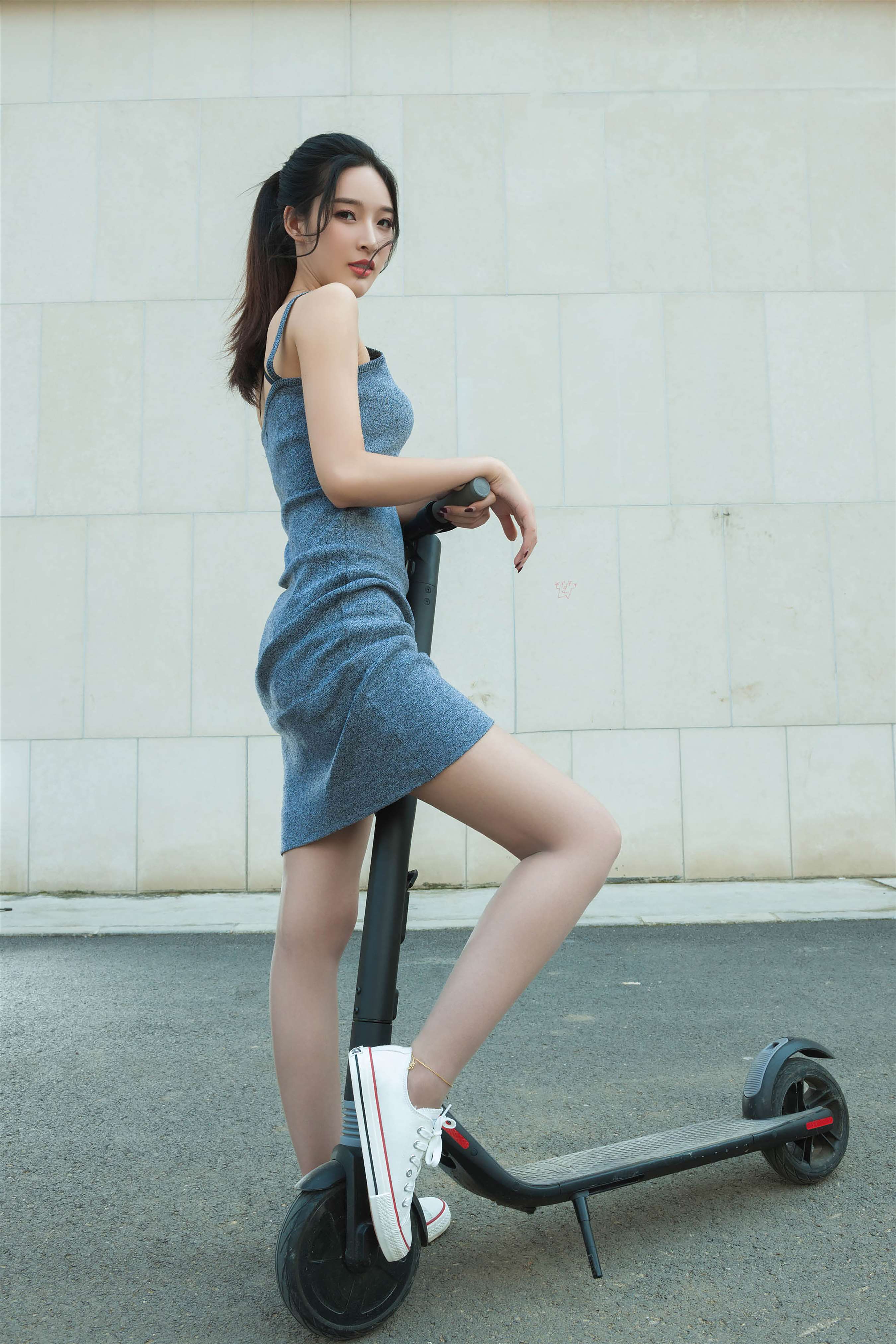 《吊带帆布鞋の丝足》作品图