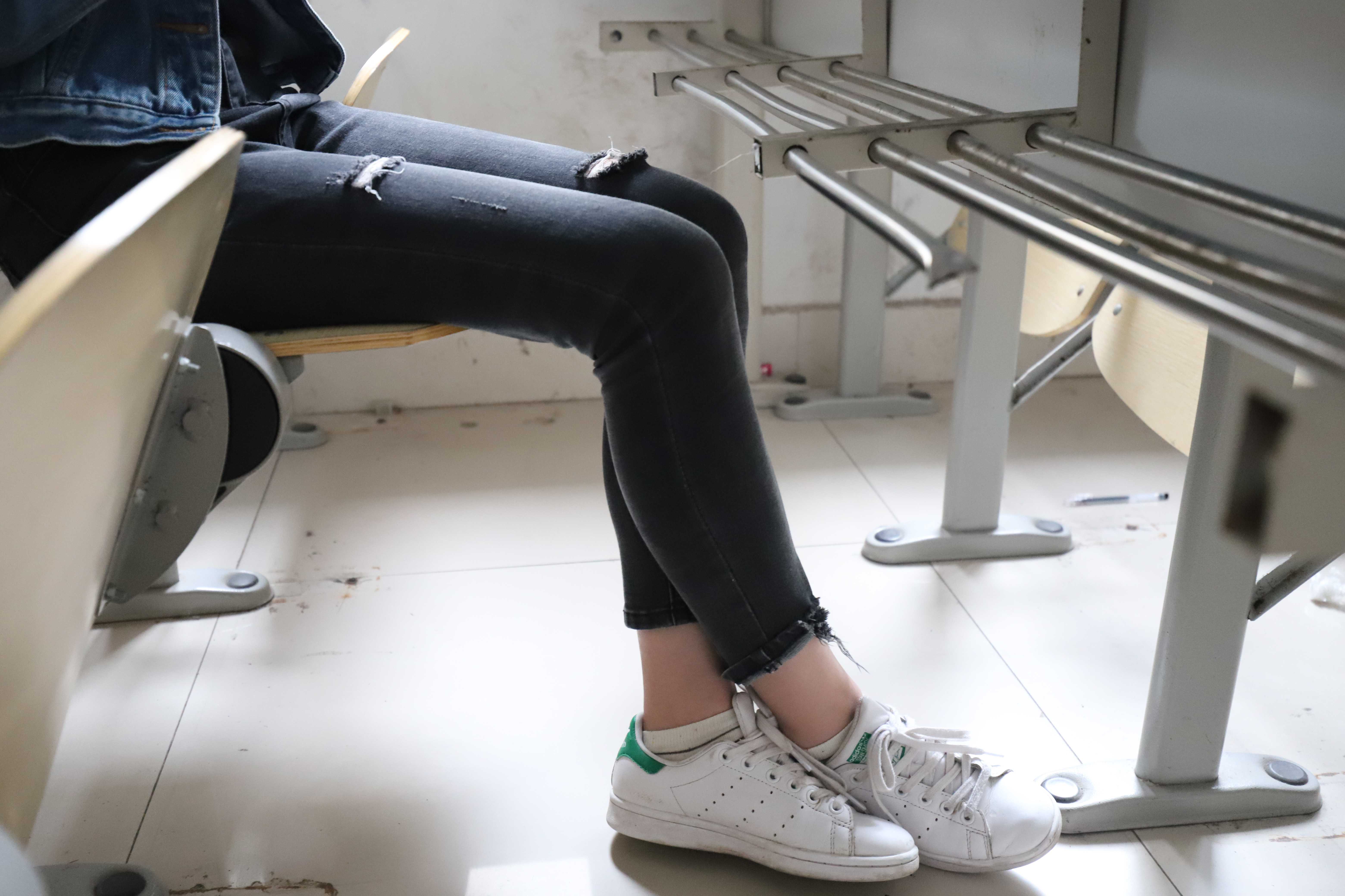 《校园学姐板鞋の船袜脚丫》作品图