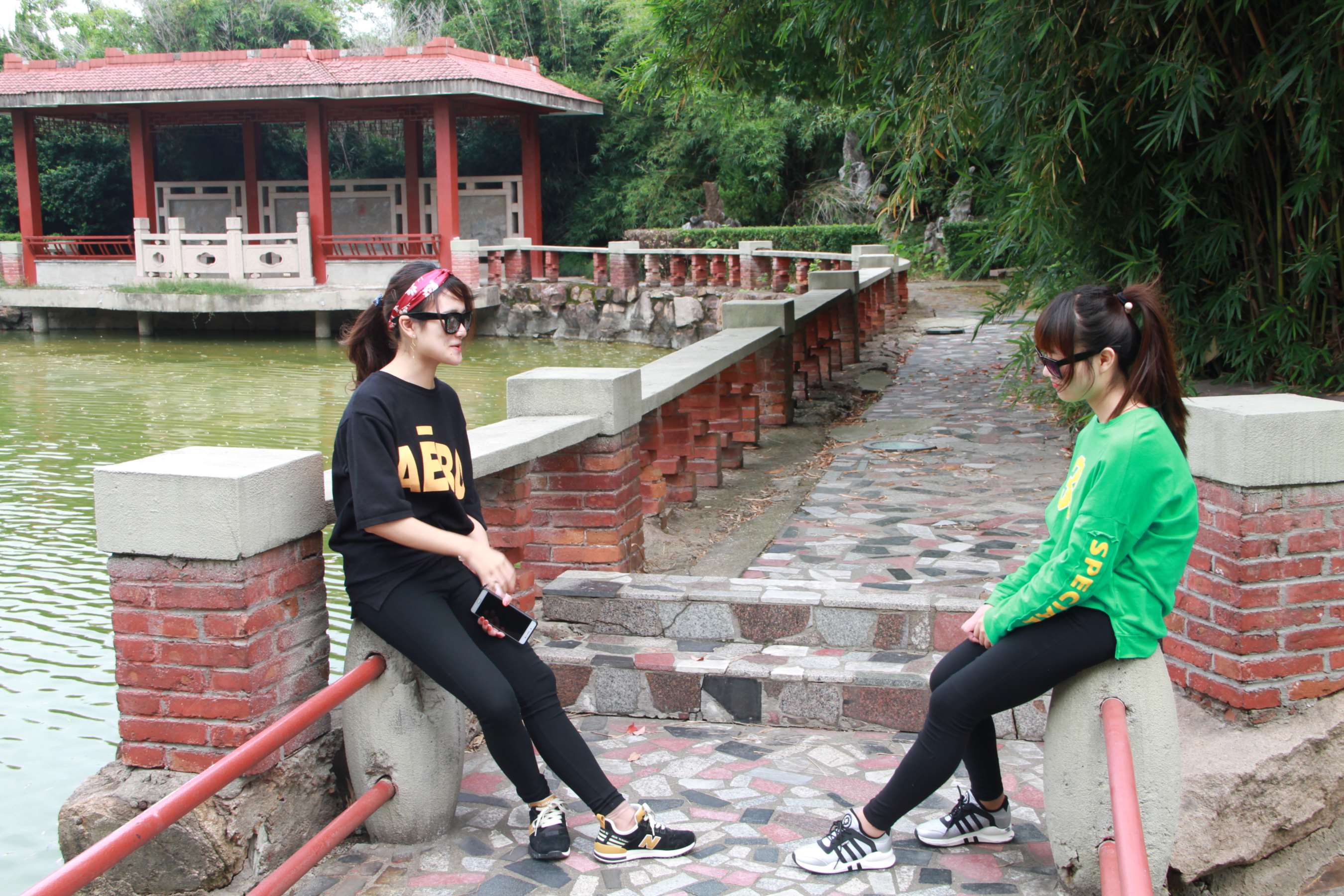 《少女运动鞋短丝互jio》作品图