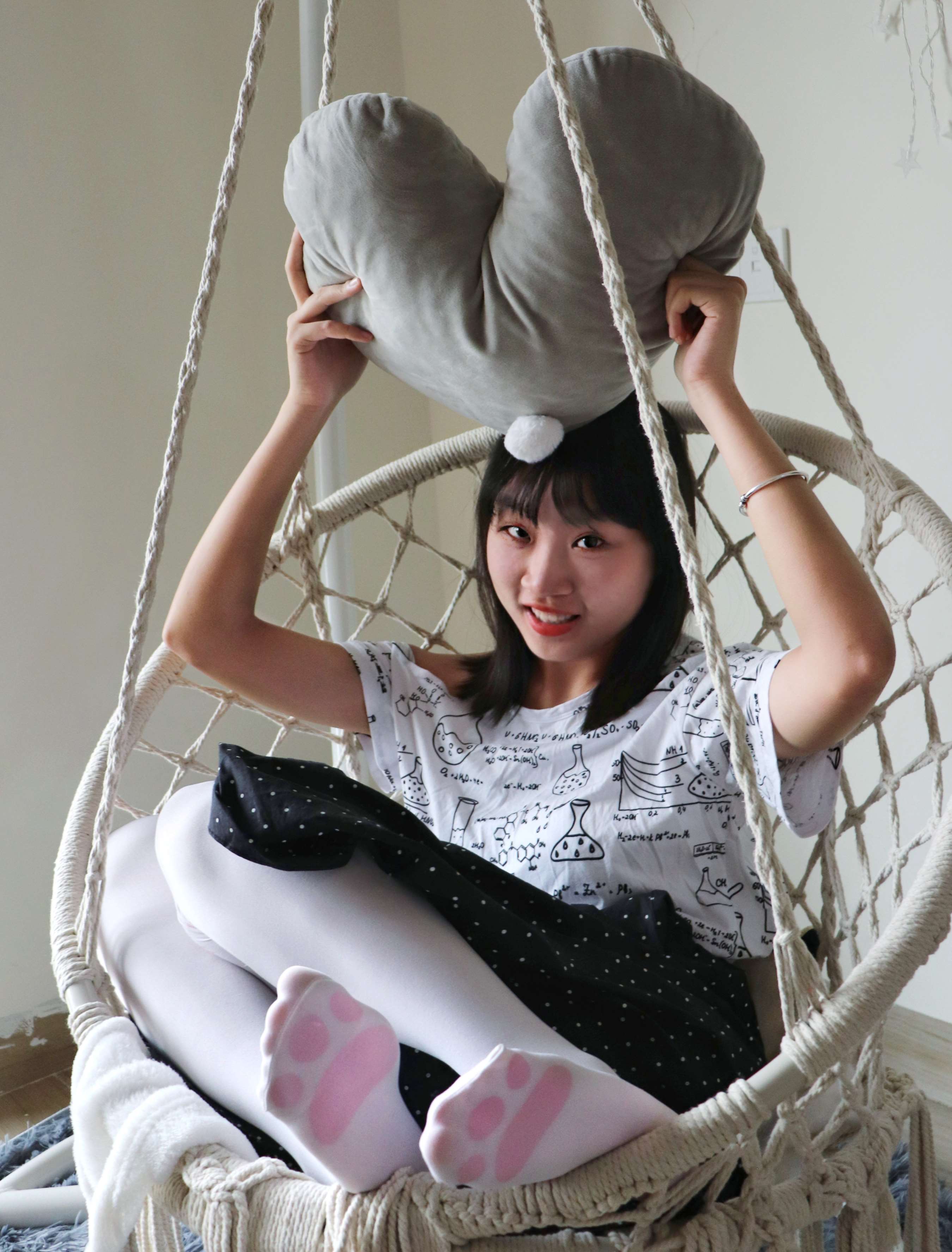 《清纯带点骚的眼镜学妹 从高中到大学的美脚船袜丝袜》作品图