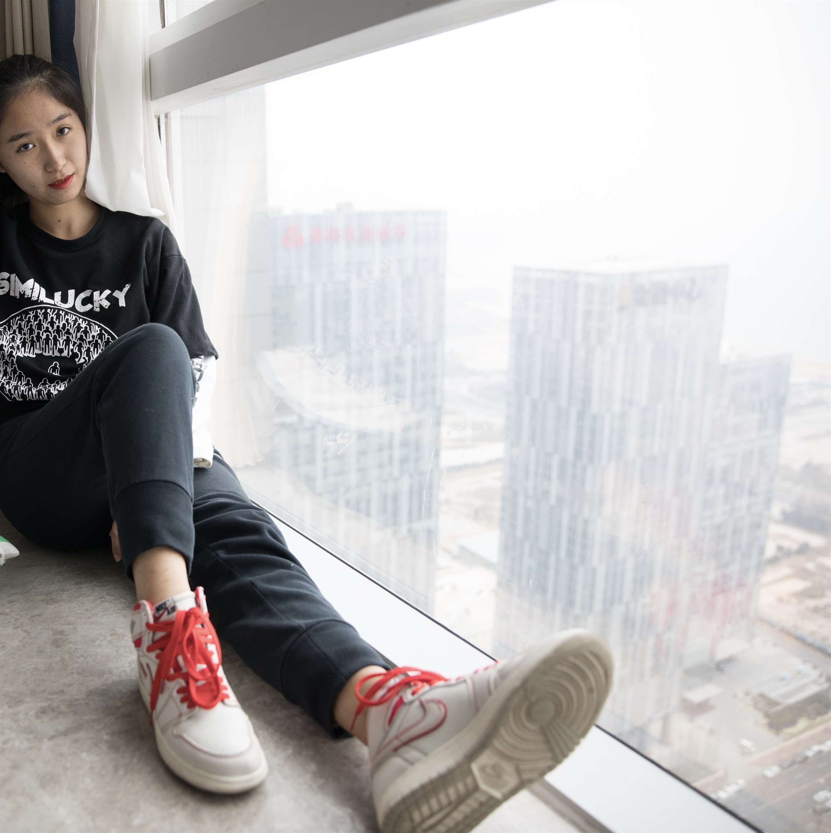 《球鞋の脏白棉袜脚【套图+视频1个】》作品图